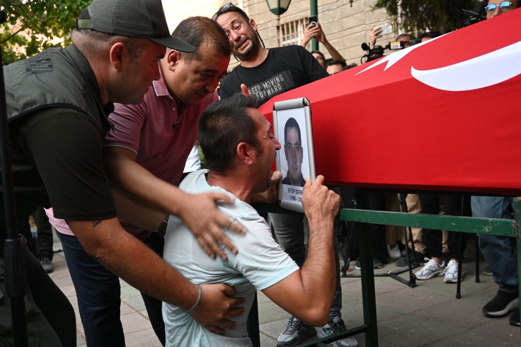 Yangın şehidinin oğlu: 'Baba, ben sensiz ne yapacağım?' diye feryat etti
