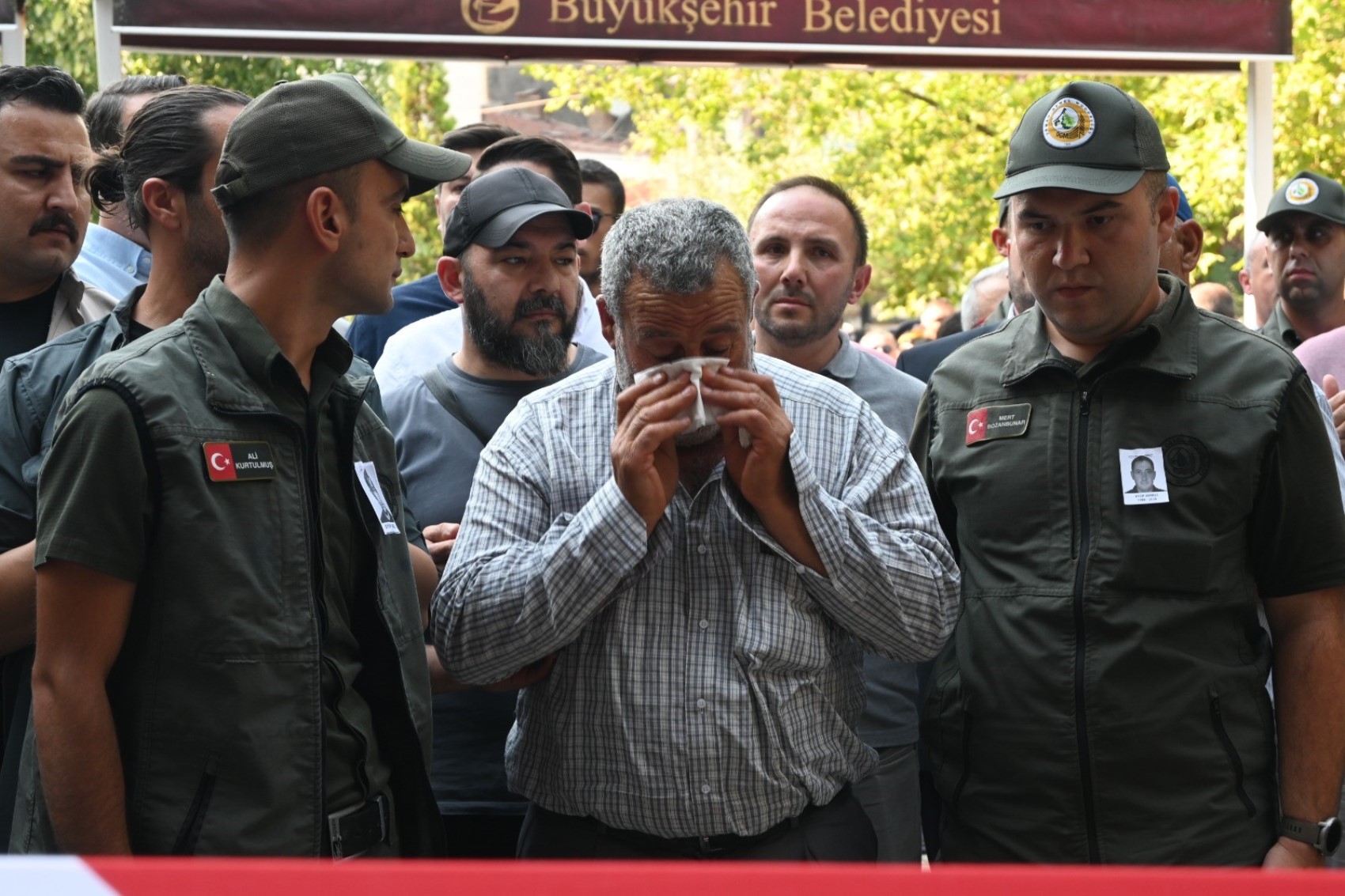Yangın şehidinin oğlu: 'Baba, ben sensiz ne yapacağım?' diye feryat etti
