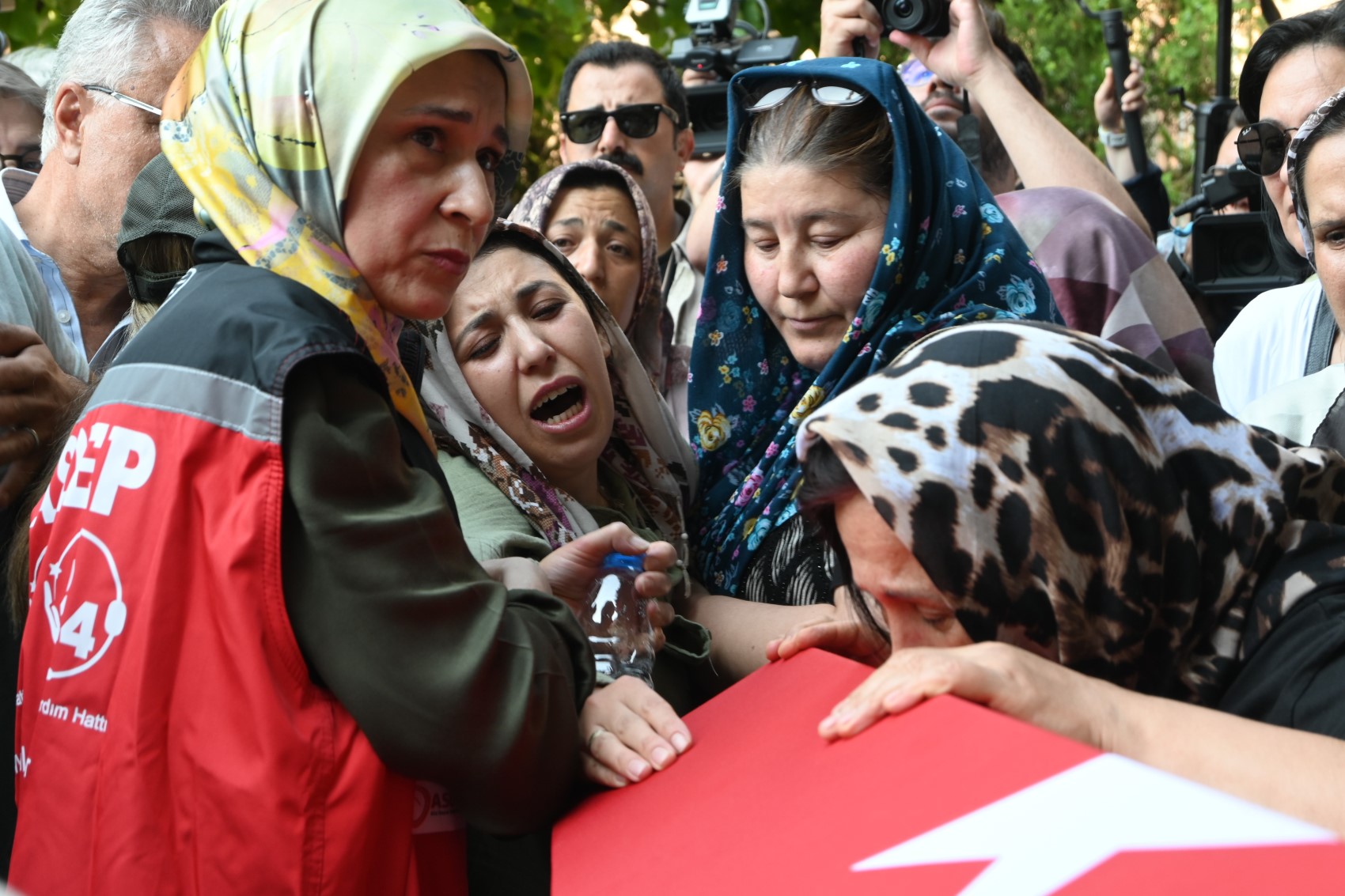 Yangın şehidinin oğlu: 'Baba, ben sensiz ne yapacağım?' diye feryat etti