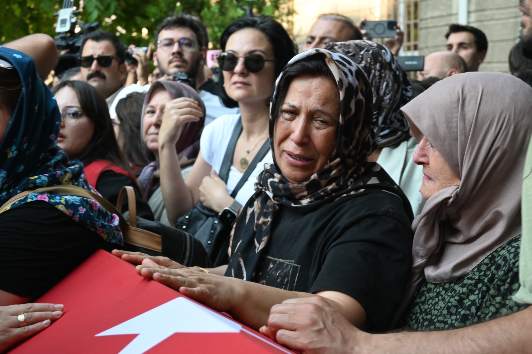 Yangın şehidinin oğlu: 'Baba, ben sensiz ne yapacağım?' diye feryat etti