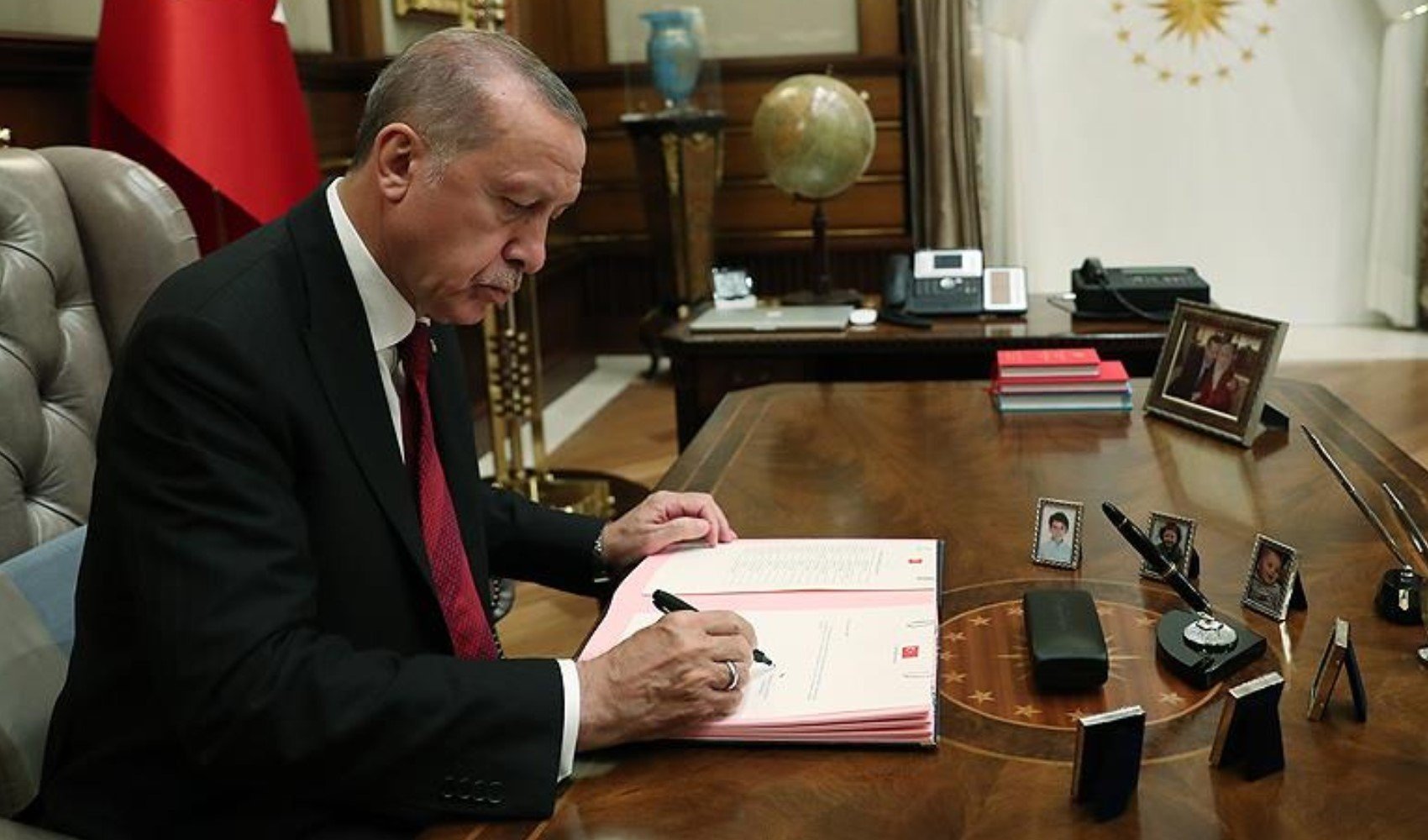 Erdoğan bazı isimleri görevden aldı Erdoğan bazı isimleri görevden aldı