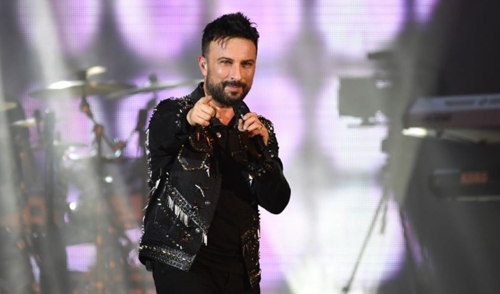 Tarkan'dan zeytinlik yasasına şiirli protesto