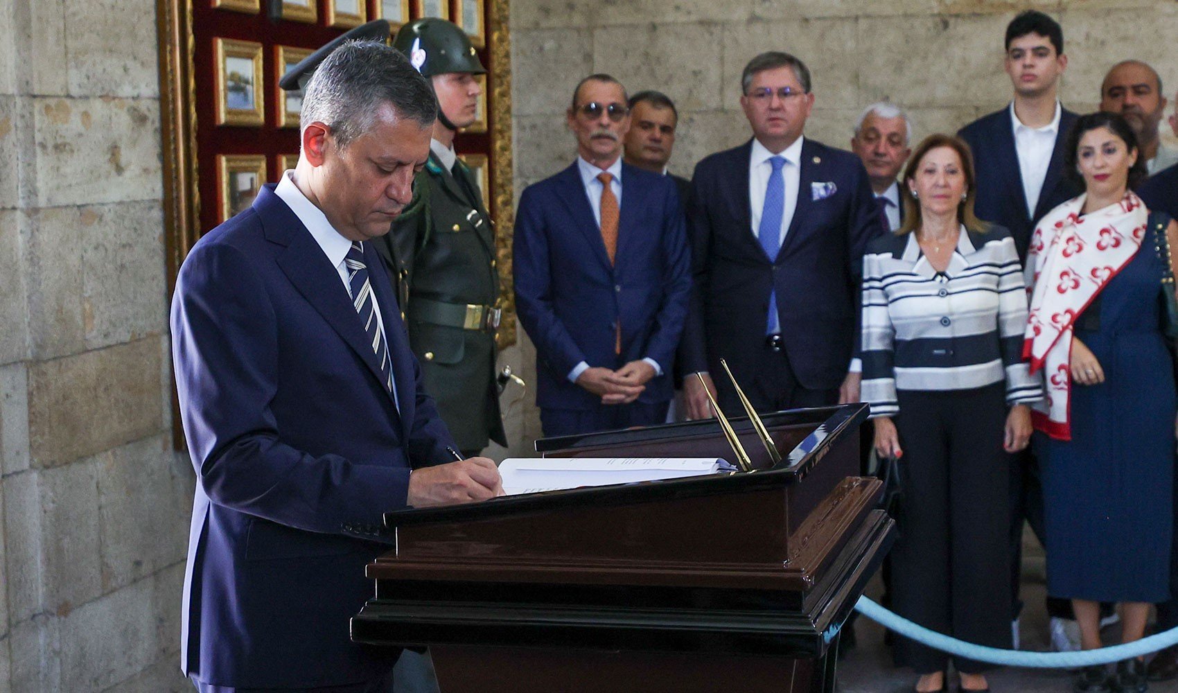 Lozan'ın yıl dönümünde ziyaret etti: Özgür Özel'den Anıtkabir Özel Defteri'ne dikkat çeken satırlar