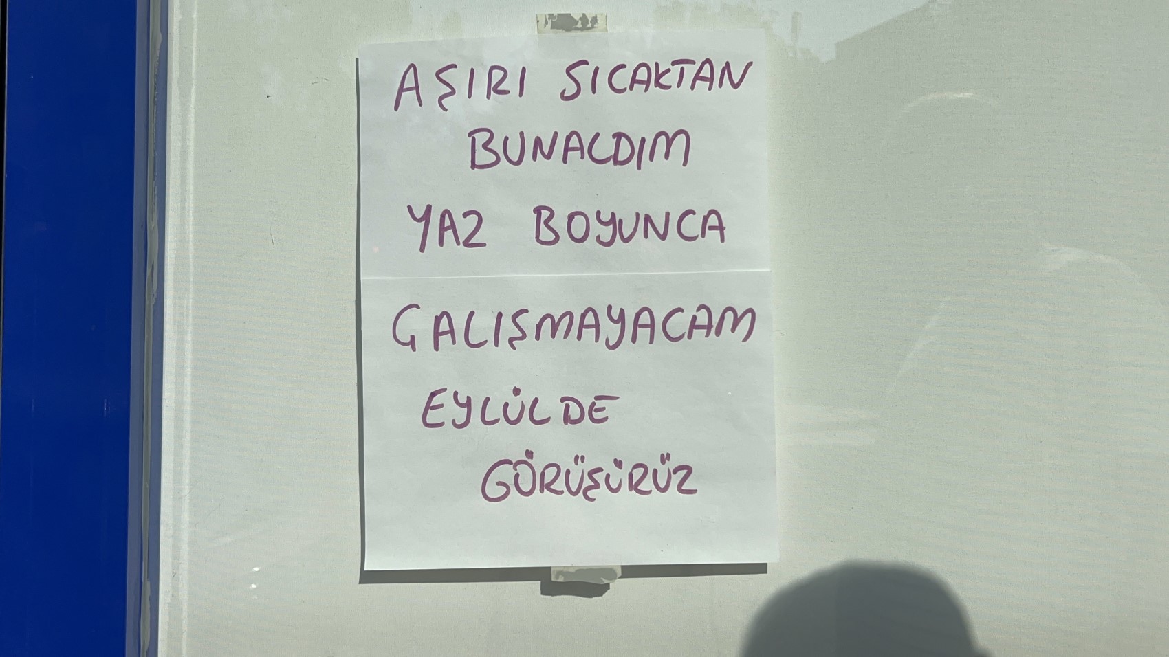 Sıcaklar 45 dereceyi bulunca, iş yerine not asıp tatile çıktı