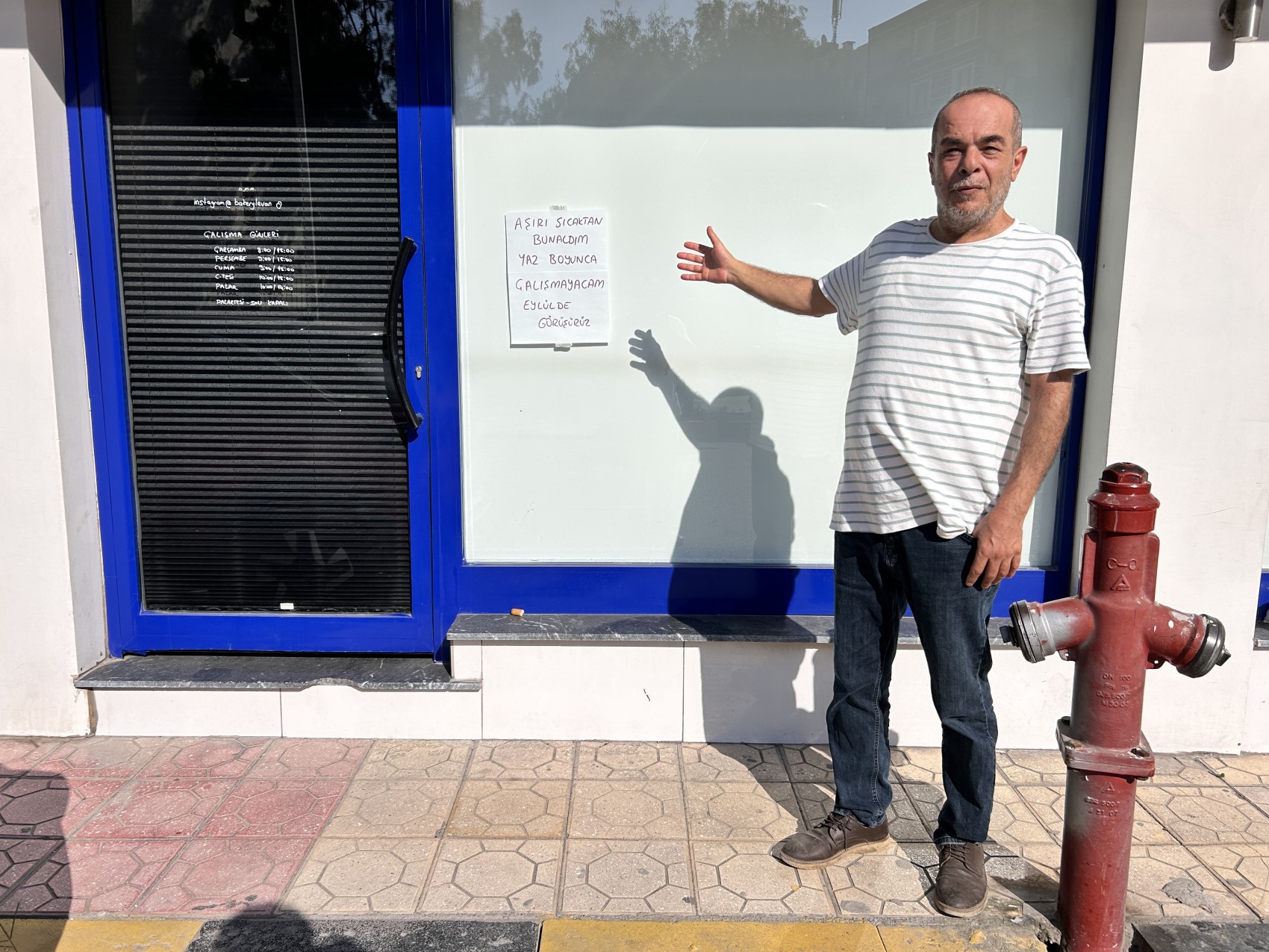 Sıcaklar 45 dereceyi bulunca, iş yerine not asıp tatile çıktı