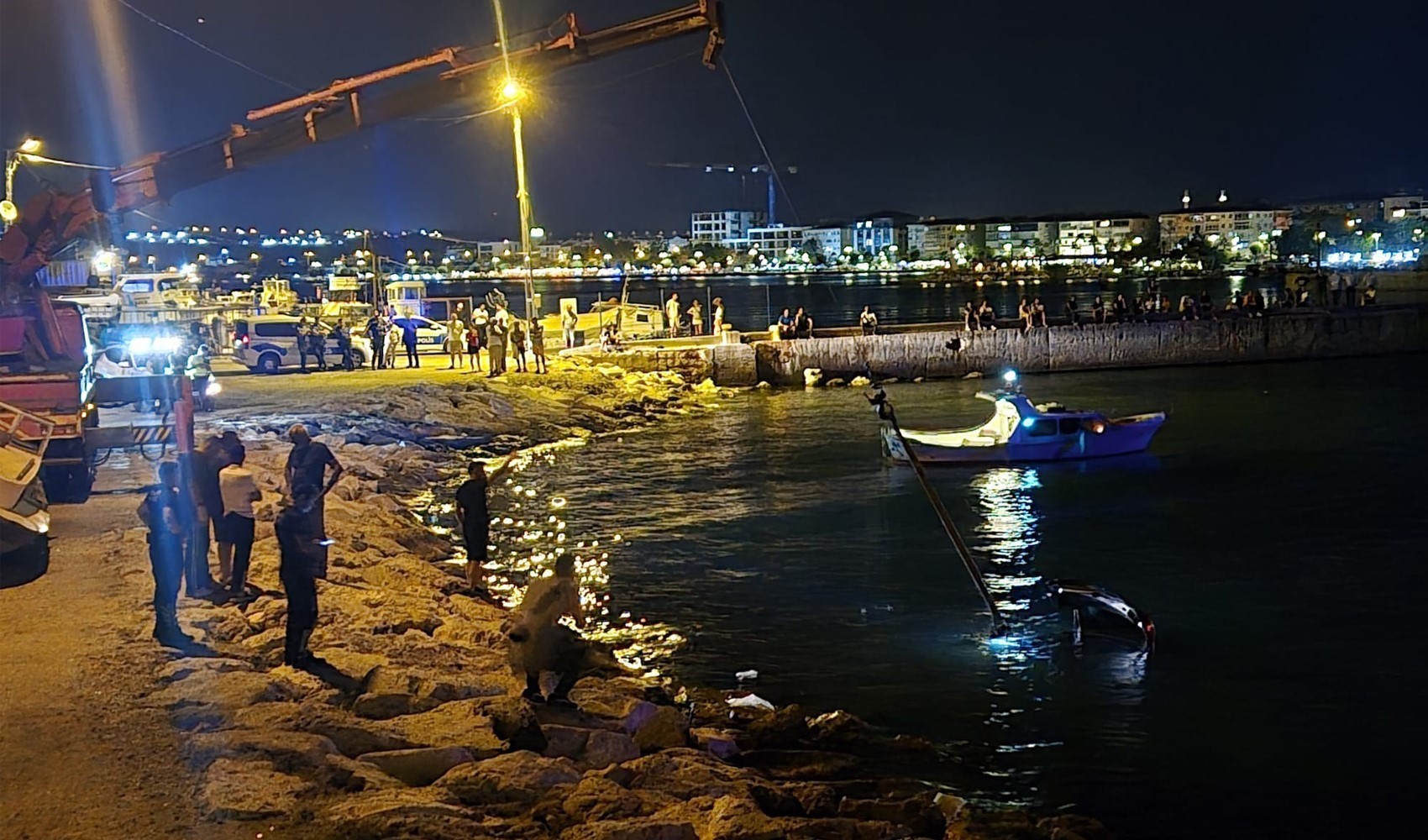 Silivri’de park halindeki araç denize uçtu