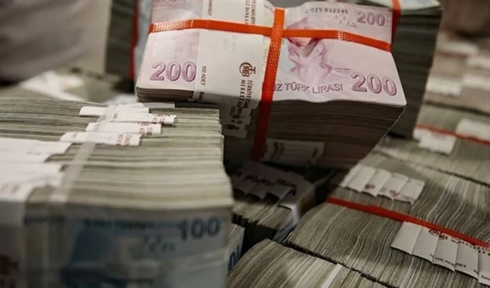 Dolar ve enflasyon tahminleri yükseldi
