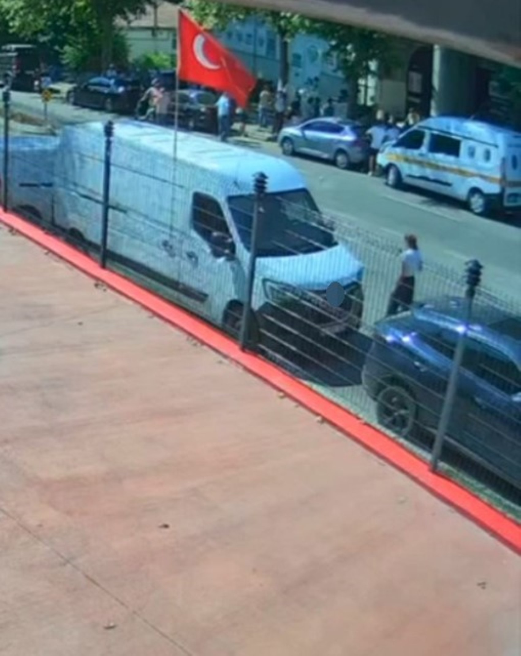 Kadın muhabire görevi başında linç girişimi kamerada: Paramparça ederiz