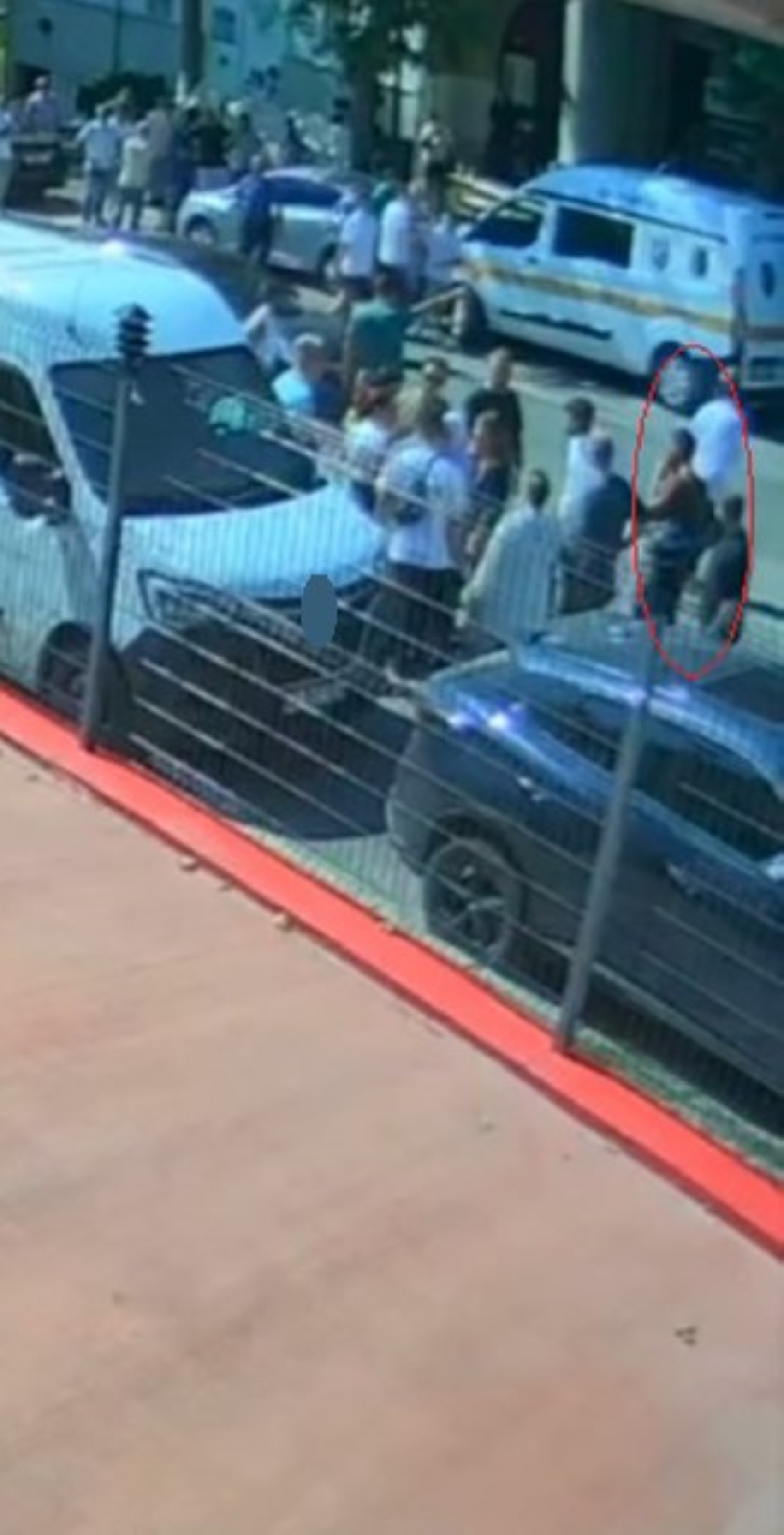 Kadın muhabire görevi başında linç girişimi kamerada: Paramparça ederiz