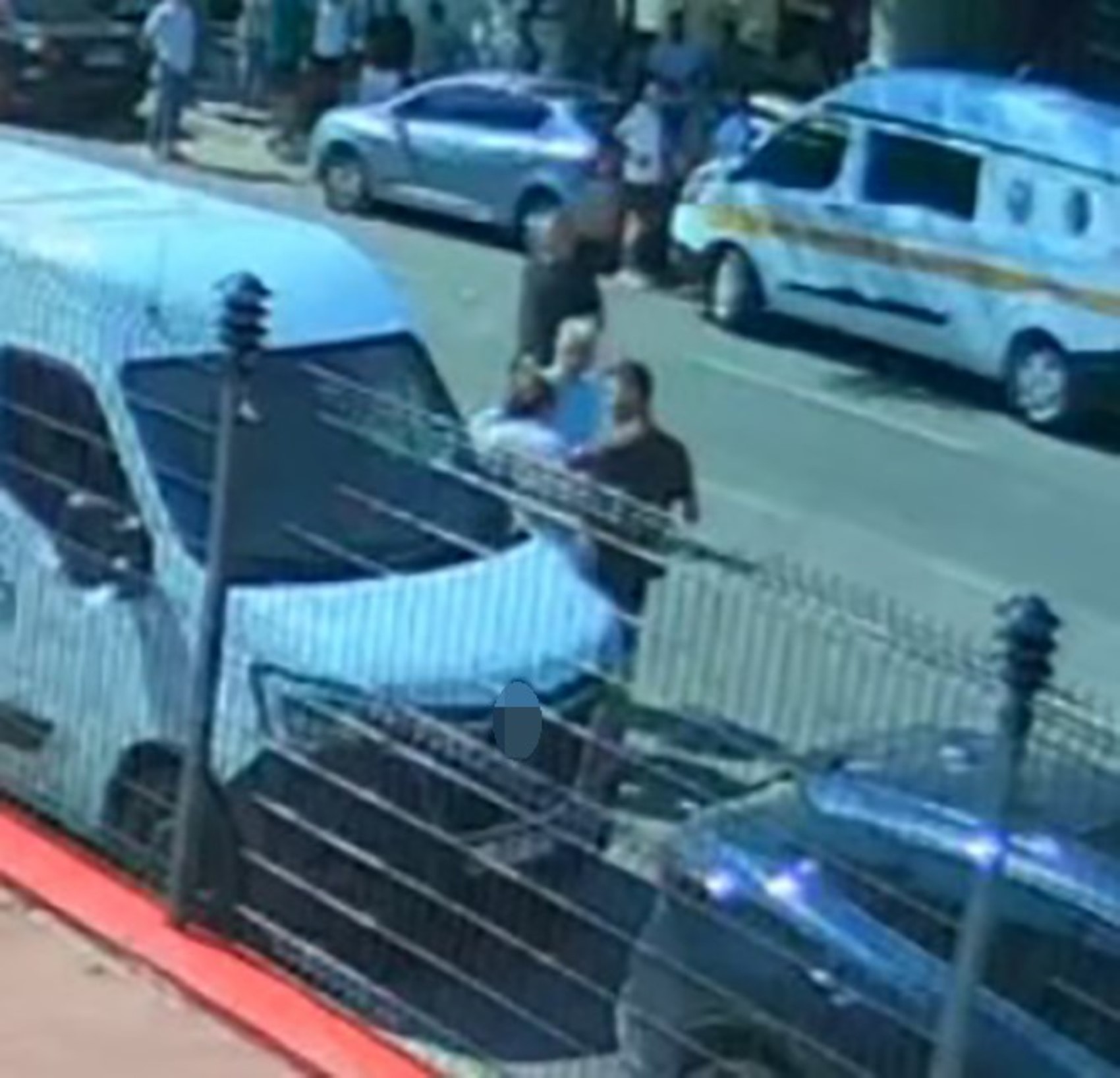 Kadın muhabire görevi başında linç girişimi kamerada: Paramparça ederiz