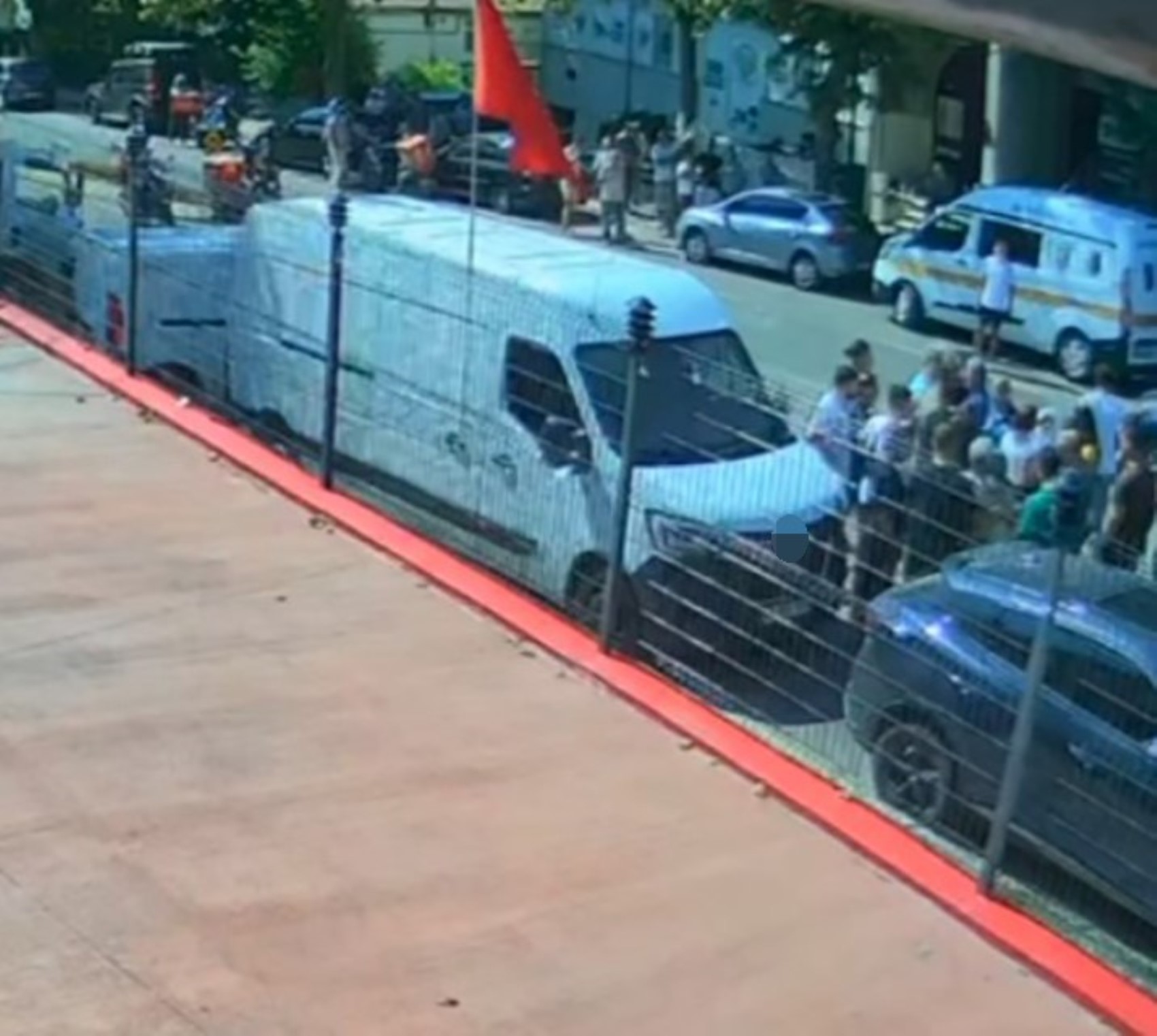 Kadın muhabire görevi başında linç girişimi kamerada: Paramparça ederiz