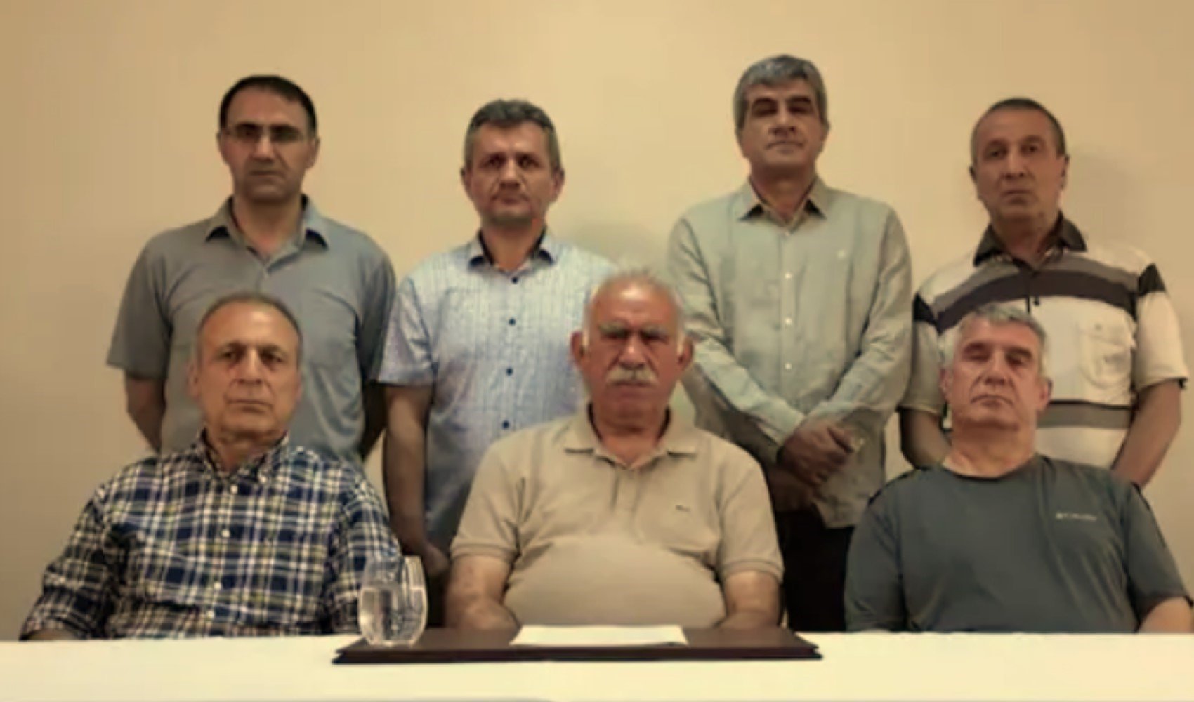 PKK elebaşı Öcalan'ın solunda oturuyordu