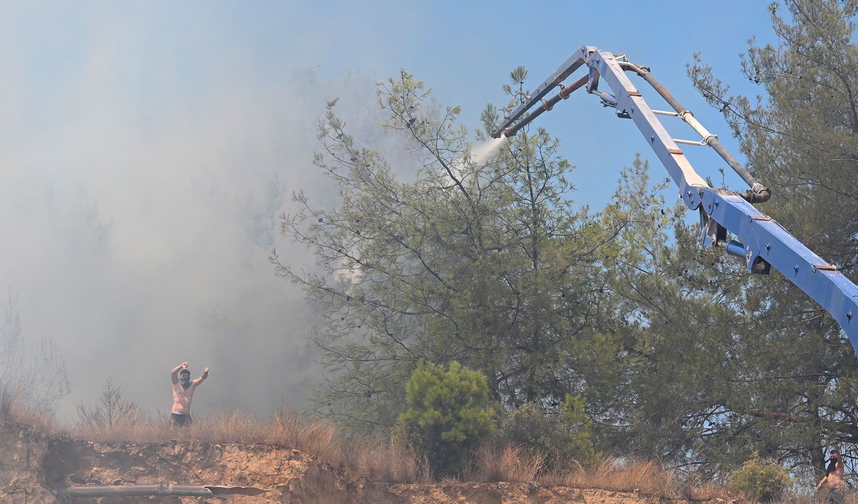 Antalya'daki orman yangınlarında son durum: Bir mahalle tahliye edildi