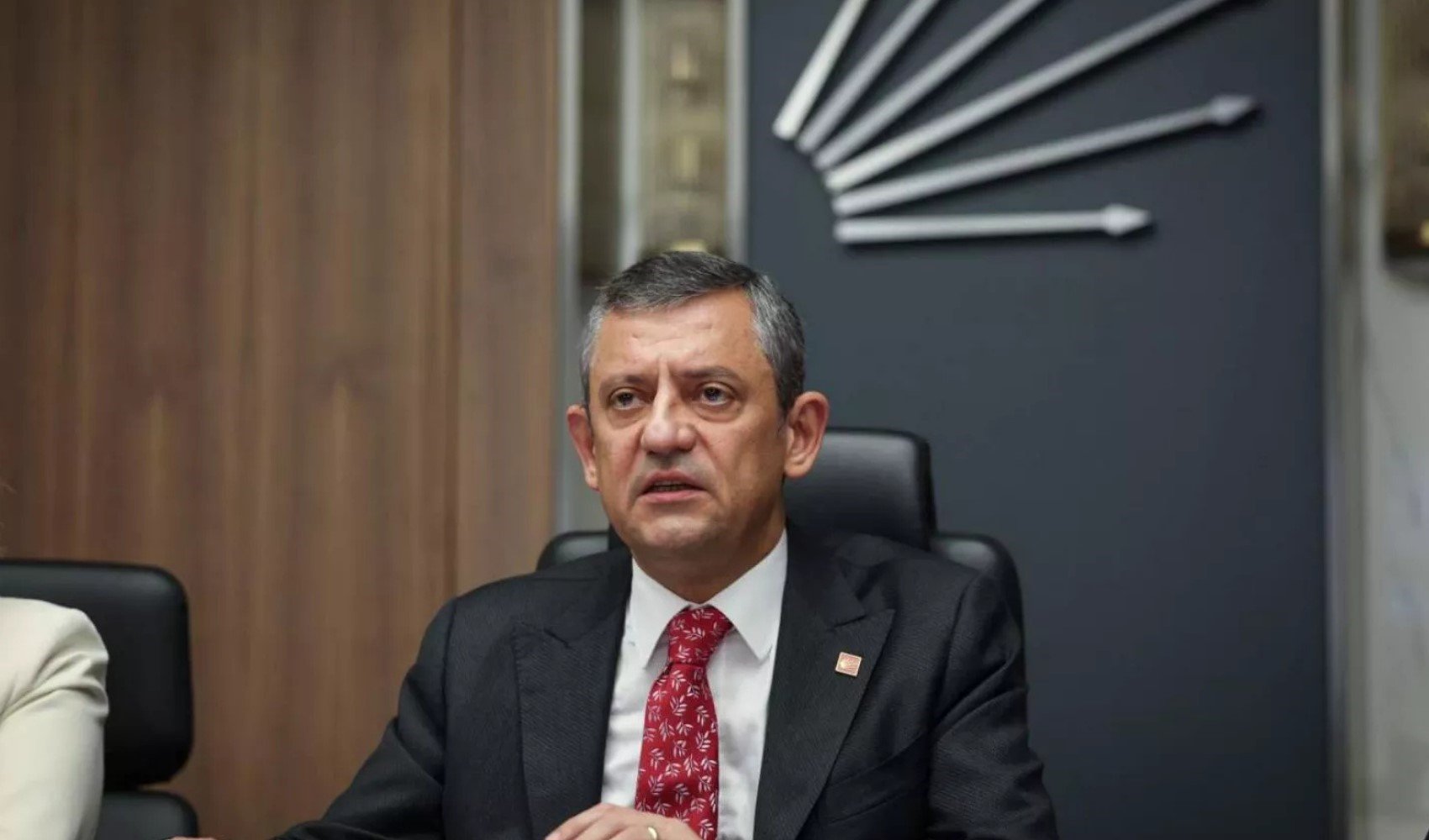 Özgür Özel'den yeni anayasa ve komisyon yorumu: 'İmamoğlu'nun serbest bırakılması şartı' iddialarını yanıtladı