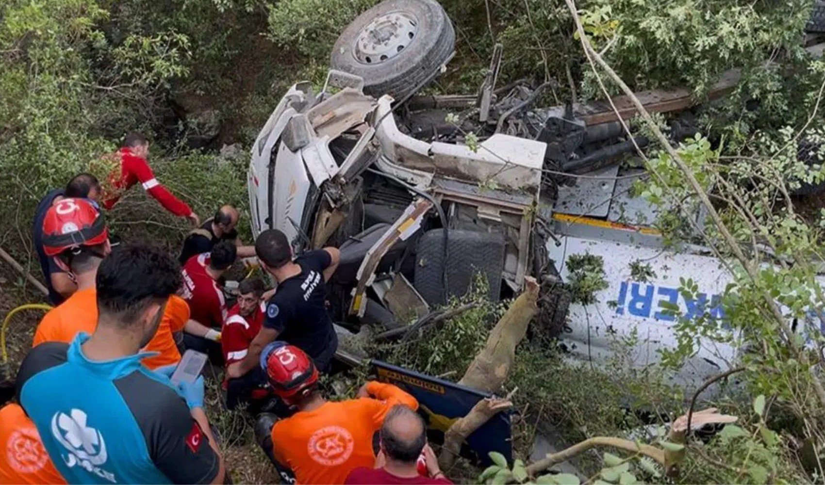 Orman yangınına müdahale ederken büyük bir felaket yaşandı: Su tankeri uçuruma yuvarlandı