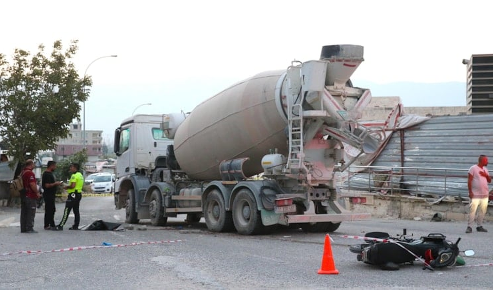 Hatay'da motosiklet ve beton mikseri çarpıştı: İki can kaybı