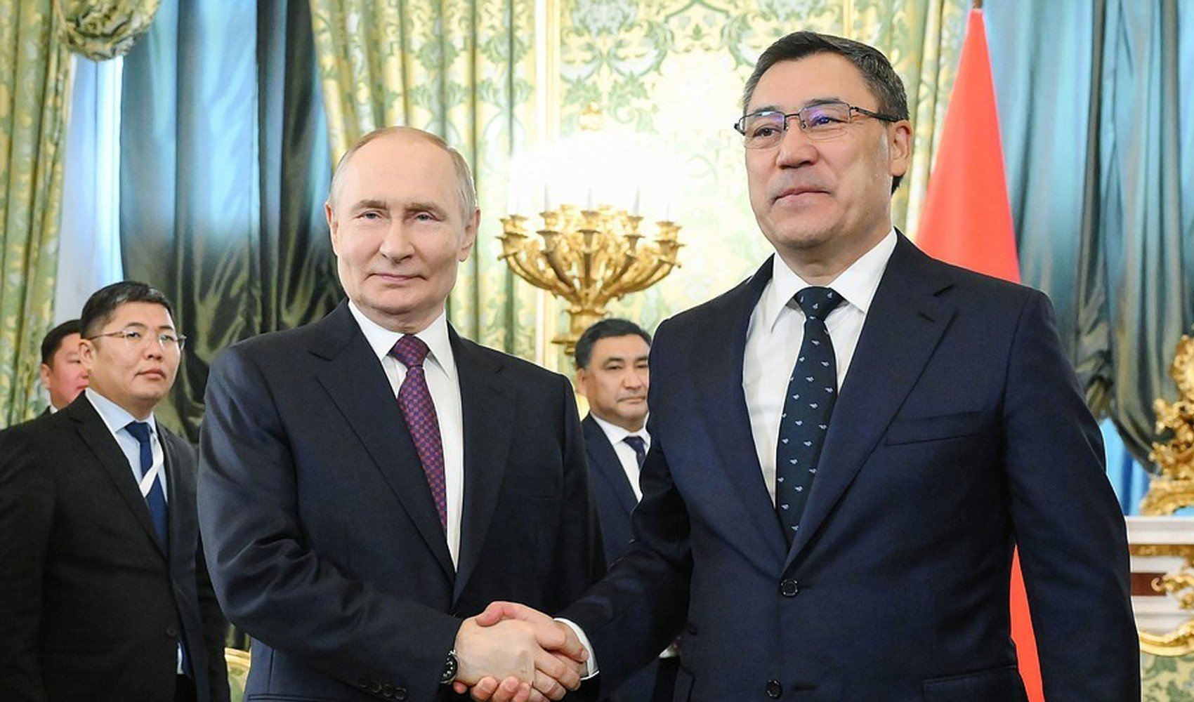 Putin, Kırgızistan Cumhurbaşkanı Caparov ile görüştü