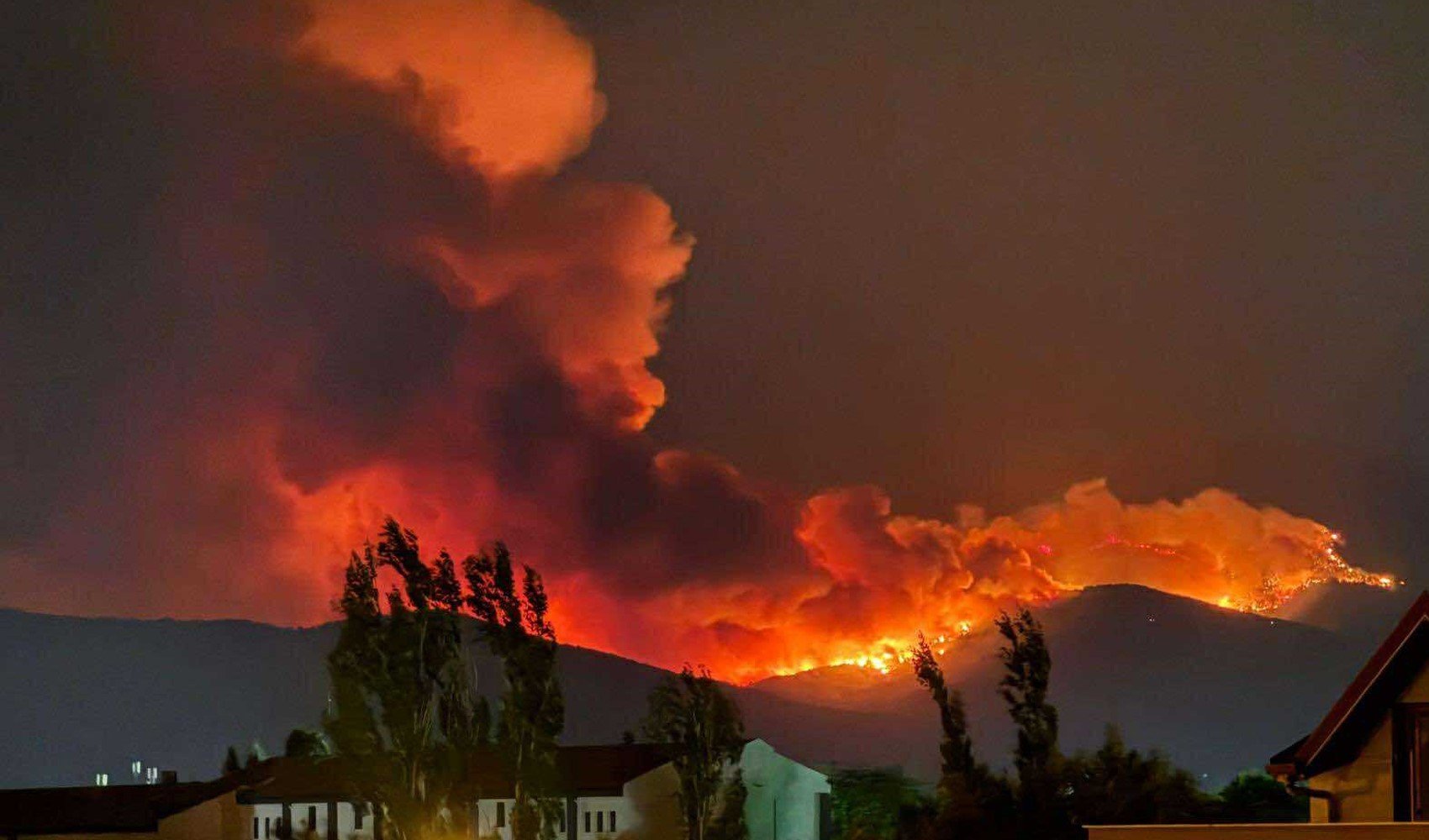 Bir yangın da Ödemiş’te: 3 mahalle tahliye edildi