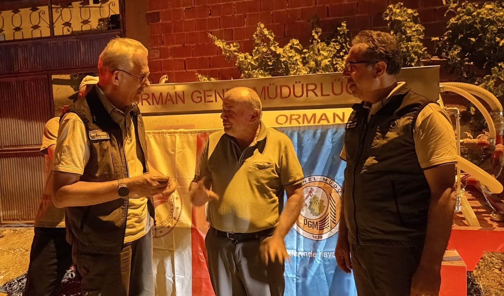Patlak lastikle yangına koşan çiftçiye tanker hediye ettiler