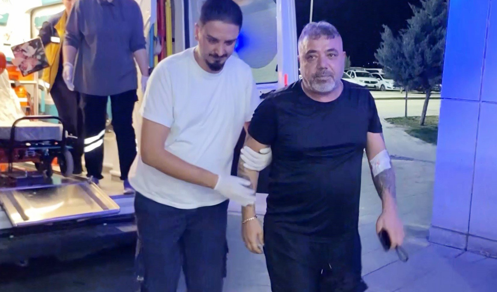 Bacağından vuruldu, yürüyerek acile girdi