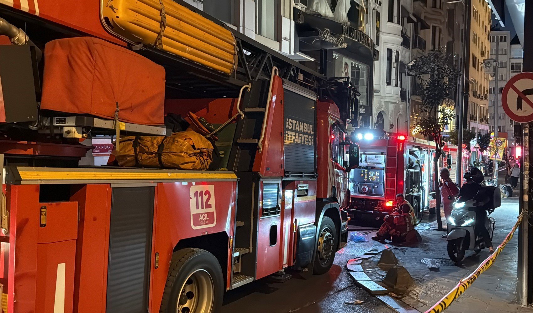 Beyoğlu'nda eğlence mekanı çatısında korkutan yangın