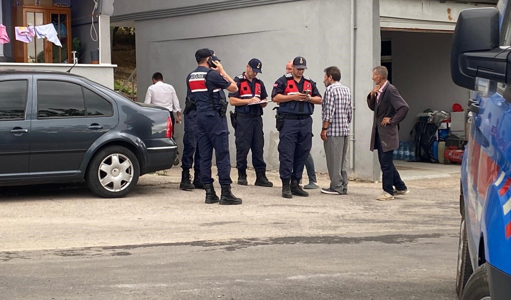 Yaralı halde baskın yaptığı evde 4 kişiyi yaraladı