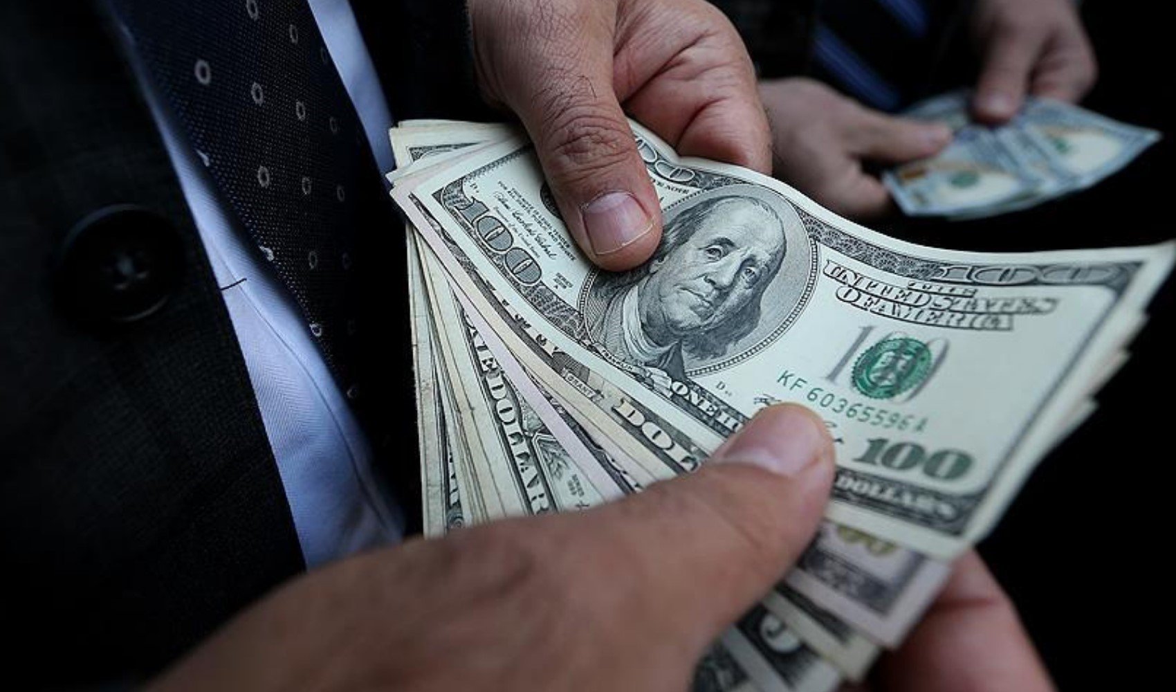 Paris’te sevgilisini para çoğaltma vaadiyle 10 milyon TL dolandırdı