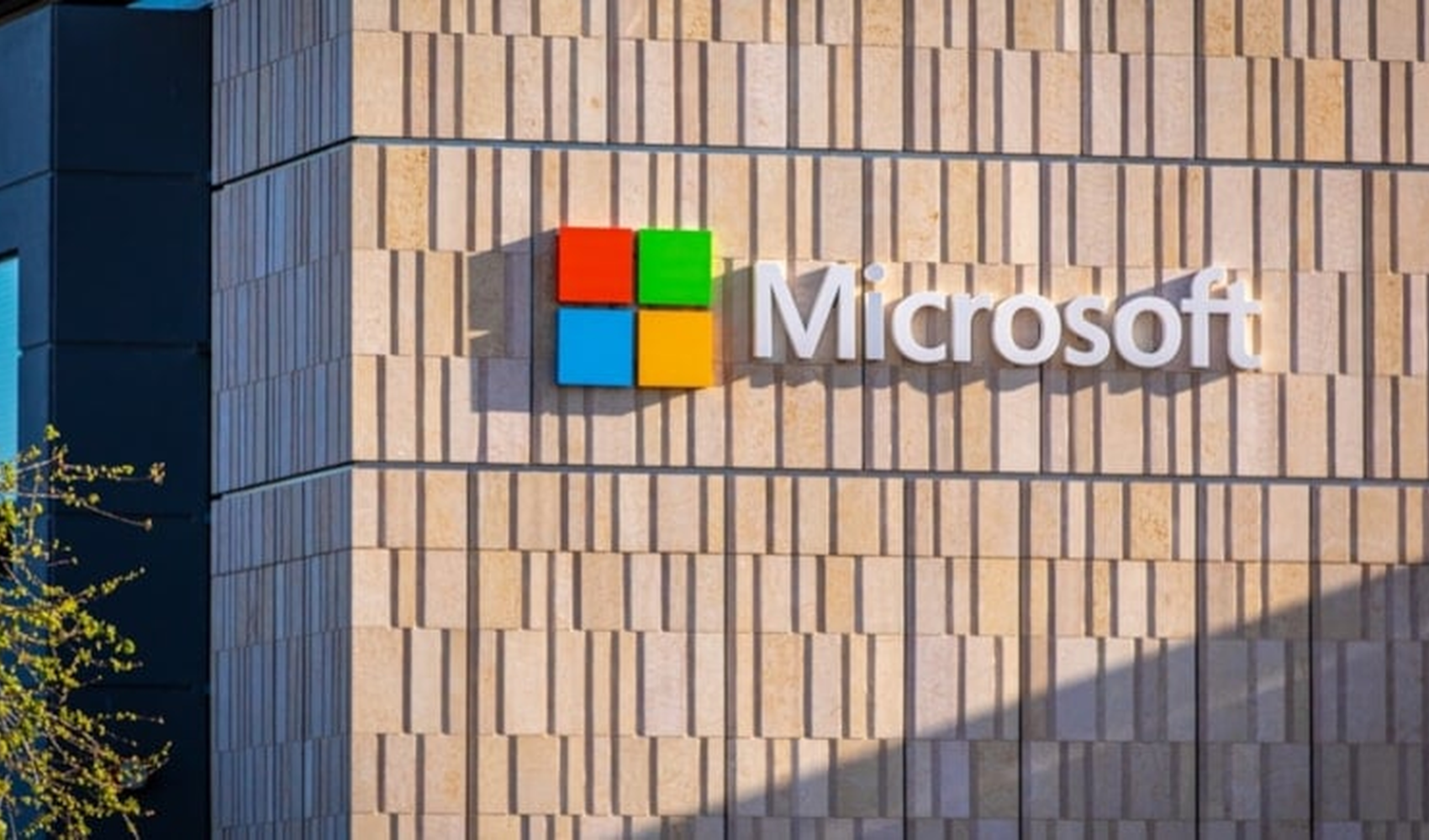 Microsoft logosu ve ofis binası