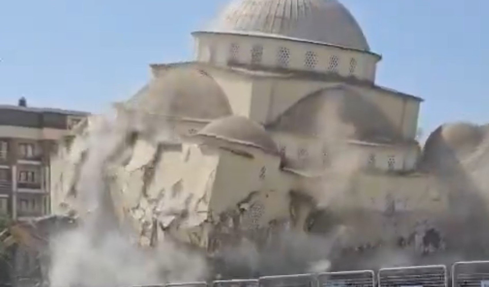Yarım asırlık cami kontrollü olarak yıkıldı
