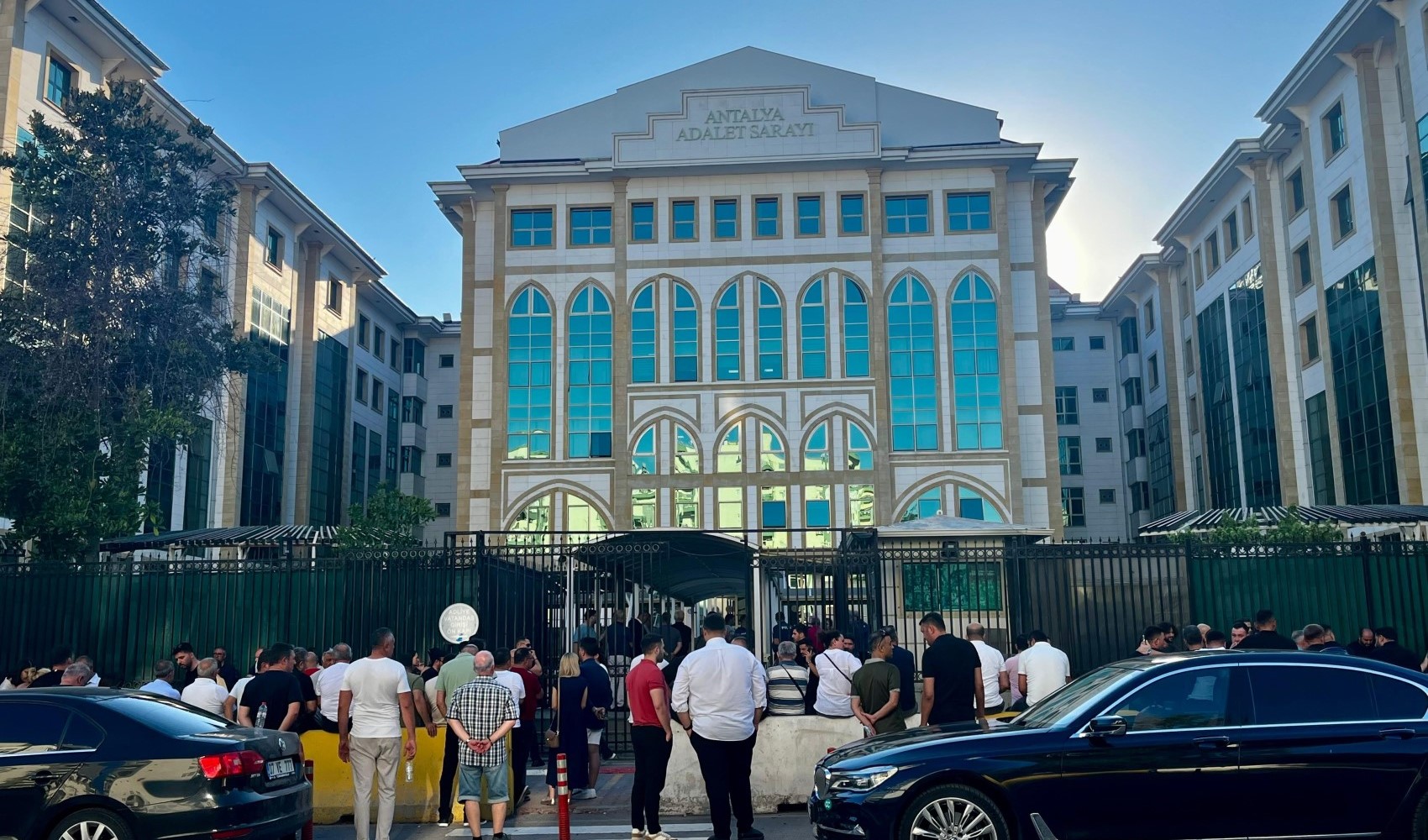 Muhittin Böcek'in tutuklanmasına siyasi isimlerden sert tepkiler: Yok hükmündesiniz Muhittin Böcek'in tutuklanmasına siyasi isimlerden sert tepkiler: Yok hükmündesiniz
