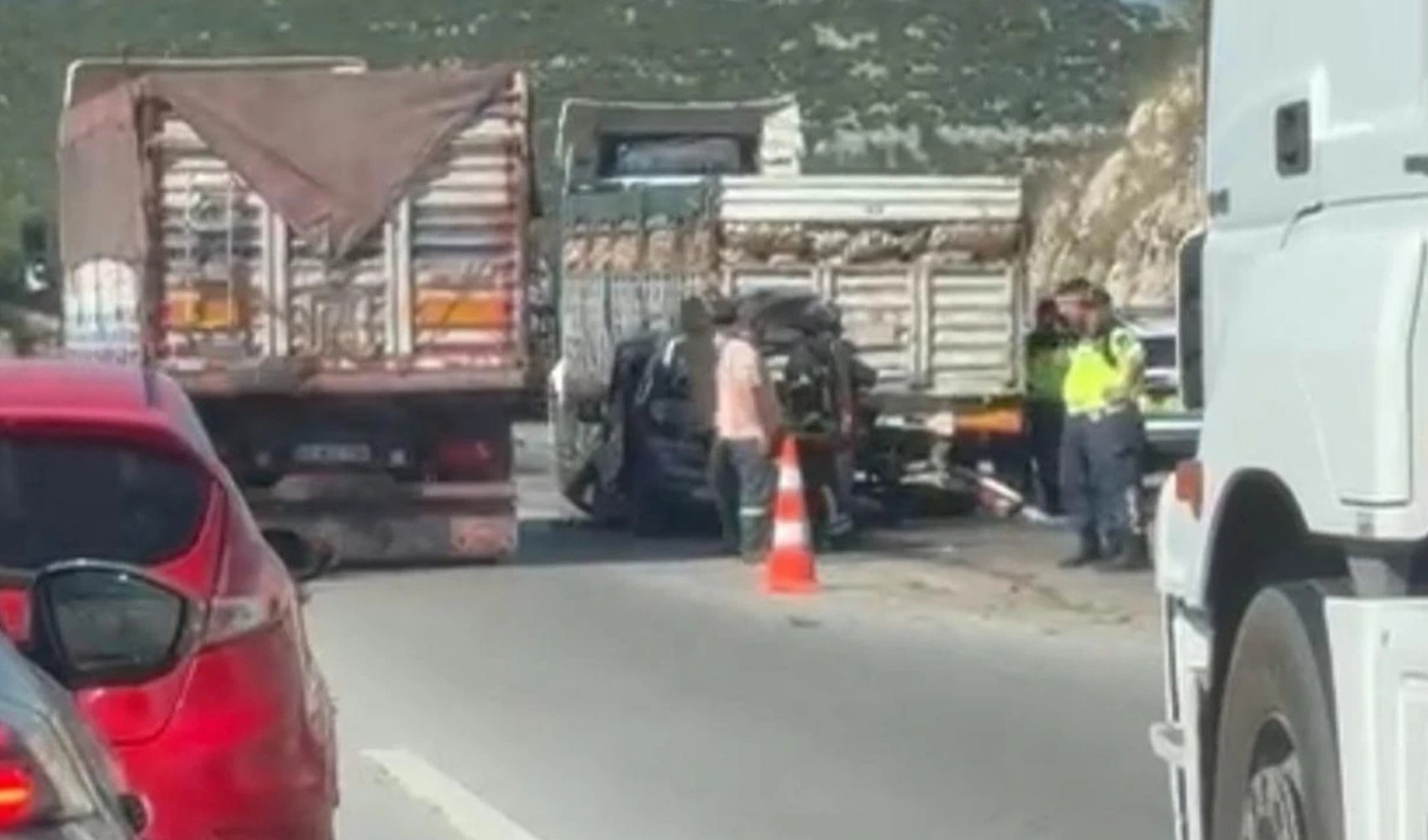 Otoyolda feci kaza: Çarpışma sonrası can pazarı