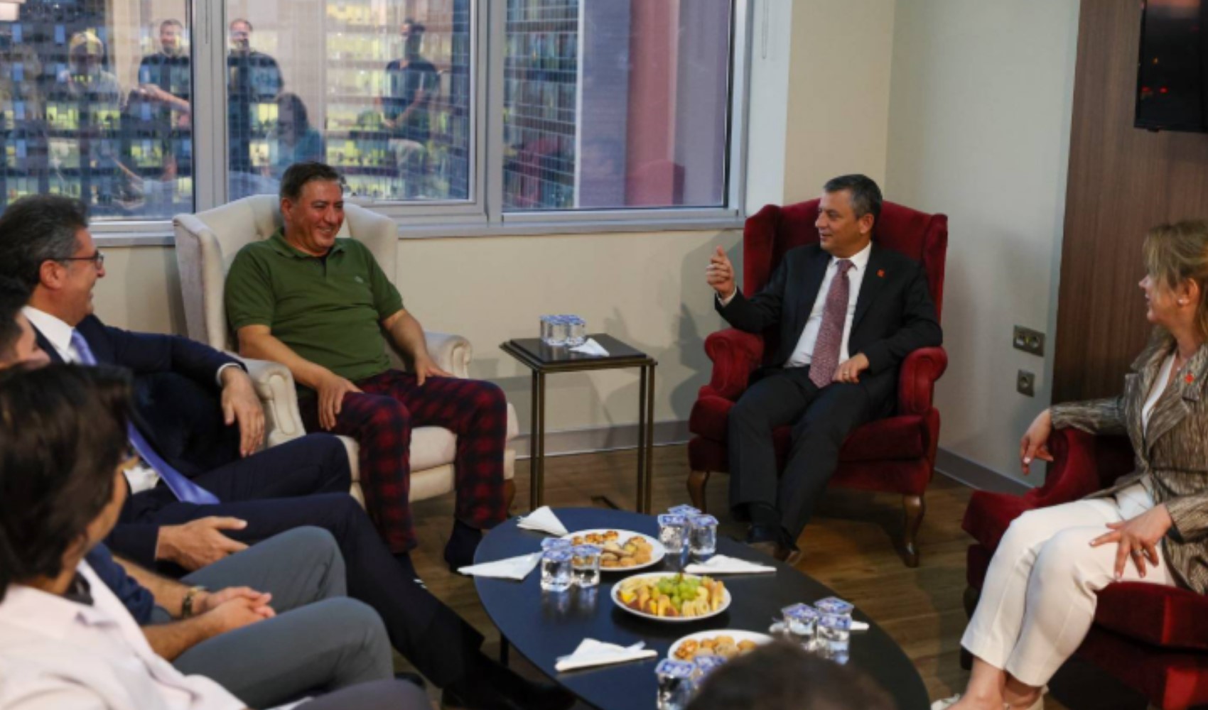 Özgür Özel'den Murat Emir’e hastane ziyareti