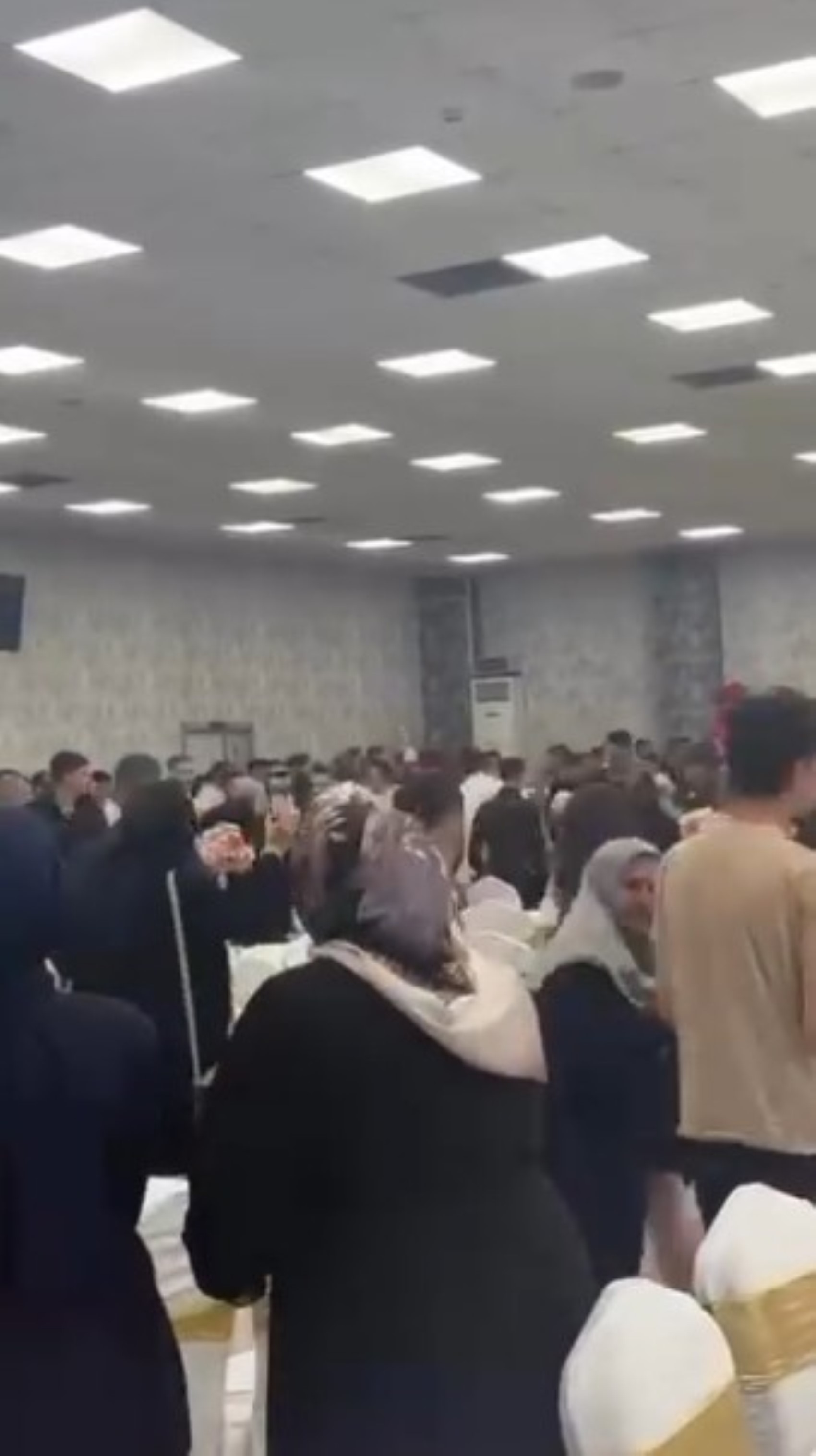 Kocaeli'deki düğünde gelin ve damat tarafı arasında akılalmaz kavga! Bıçaklar çekildi, polis salona girdi