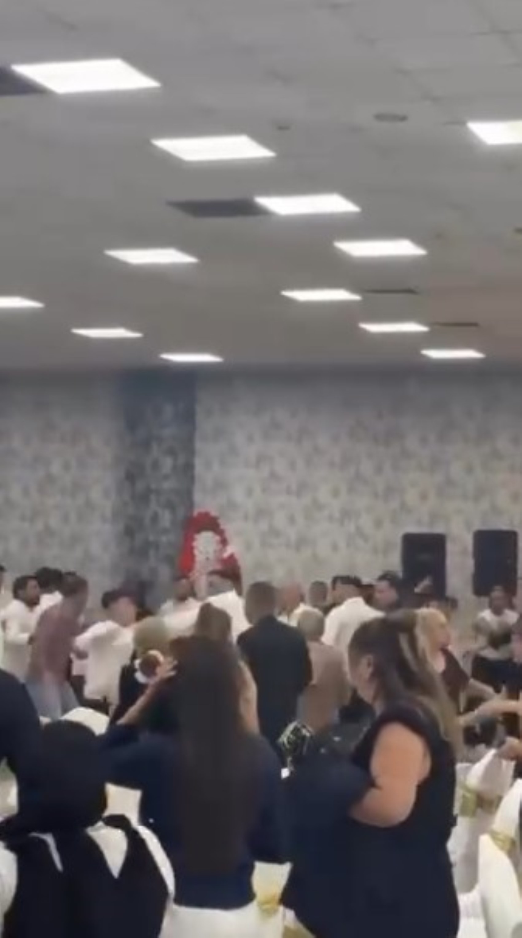 Kocaeli'deki düğünde gelin ve damat tarafı arasında akılalmaz kavga! Bıçaklar çekildi, polis salona girdi