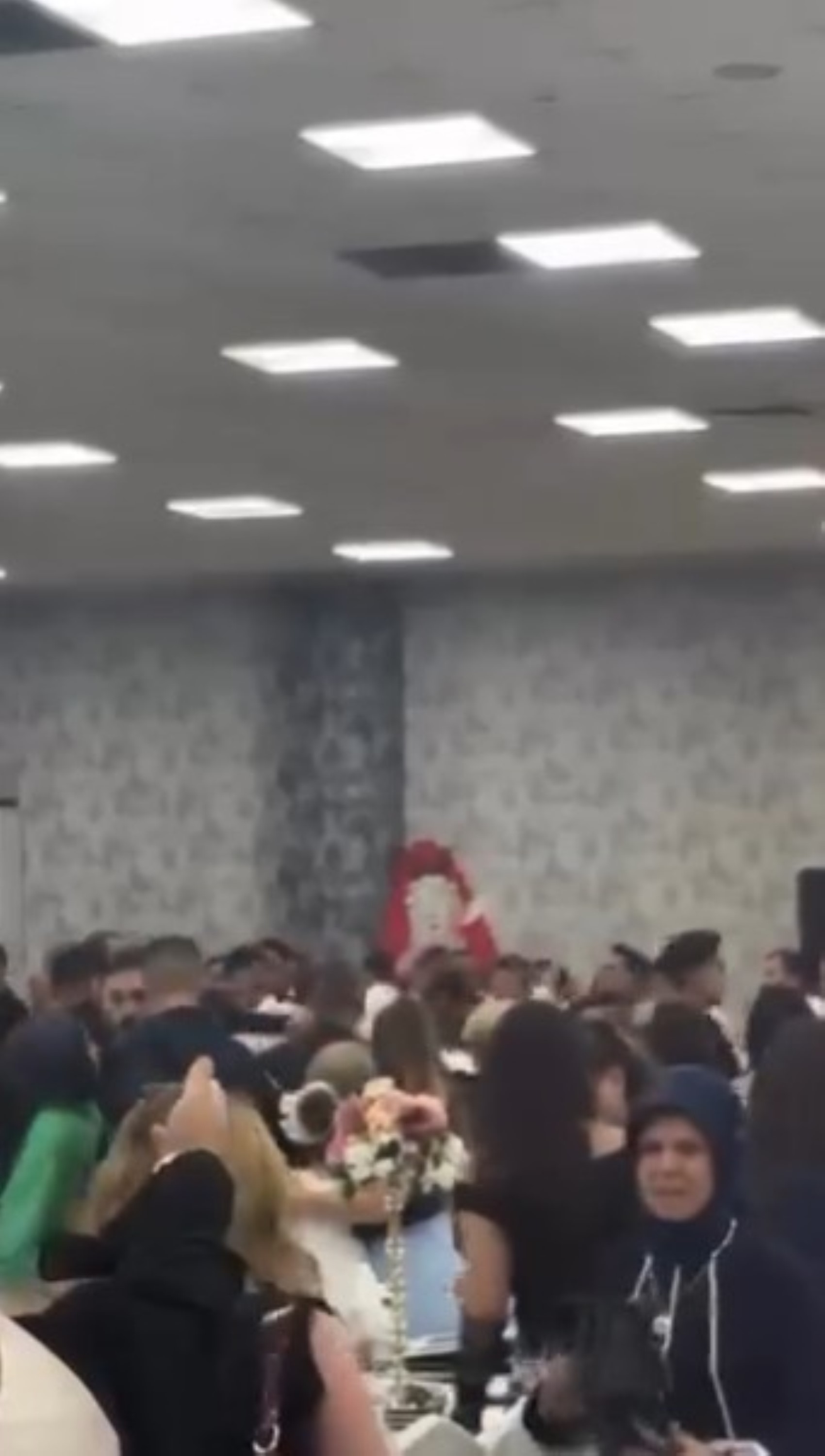 Kocaeli'deki düğünde gelin ve damat tarafı arasında akılalmaz kavga! Bıçaklar çekildi, polis salona girdi