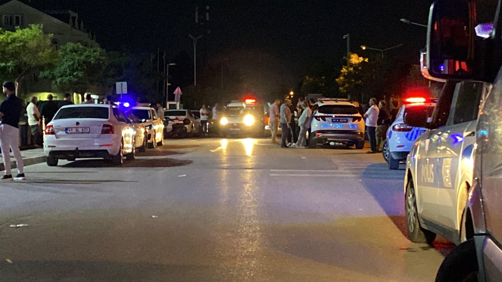Kocaeli'deki düğünde gelin ve damat tarafı arasında akılalmaz kavga! Bıçaklar çekildi, polis salona girdi