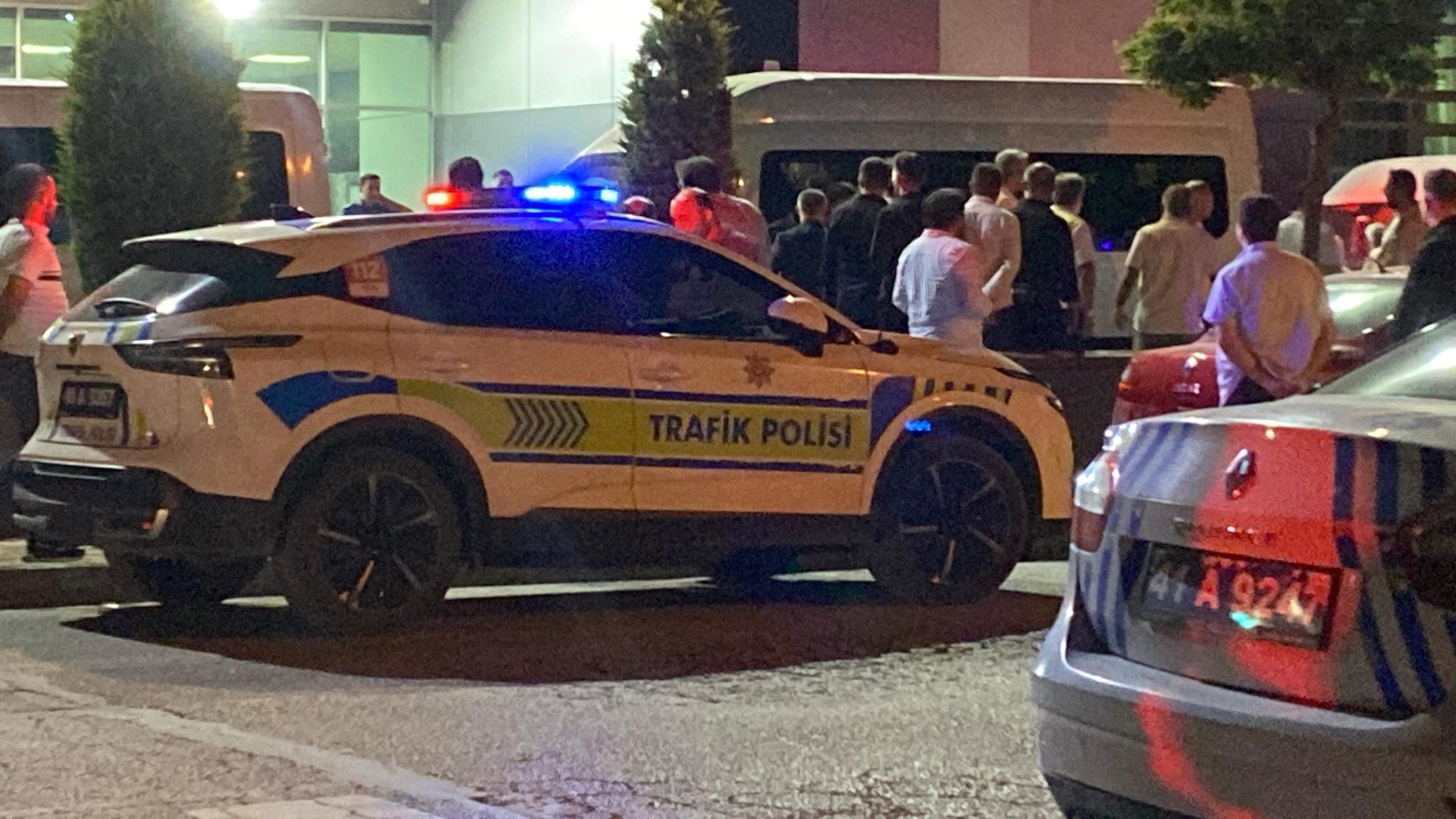 Kocaeli'deki düğünde gelin ve damat tarafı arasında akılalmaz kavga! Bıçaklar çekildi, polis salona girdi