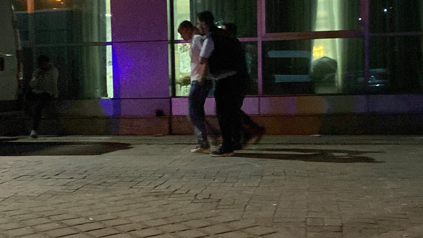 Kocaeli'deki düğünde gelin ve damat tarafı arasında akılalmaz kavga! Bıçaklar çekildi, polis salona girdi