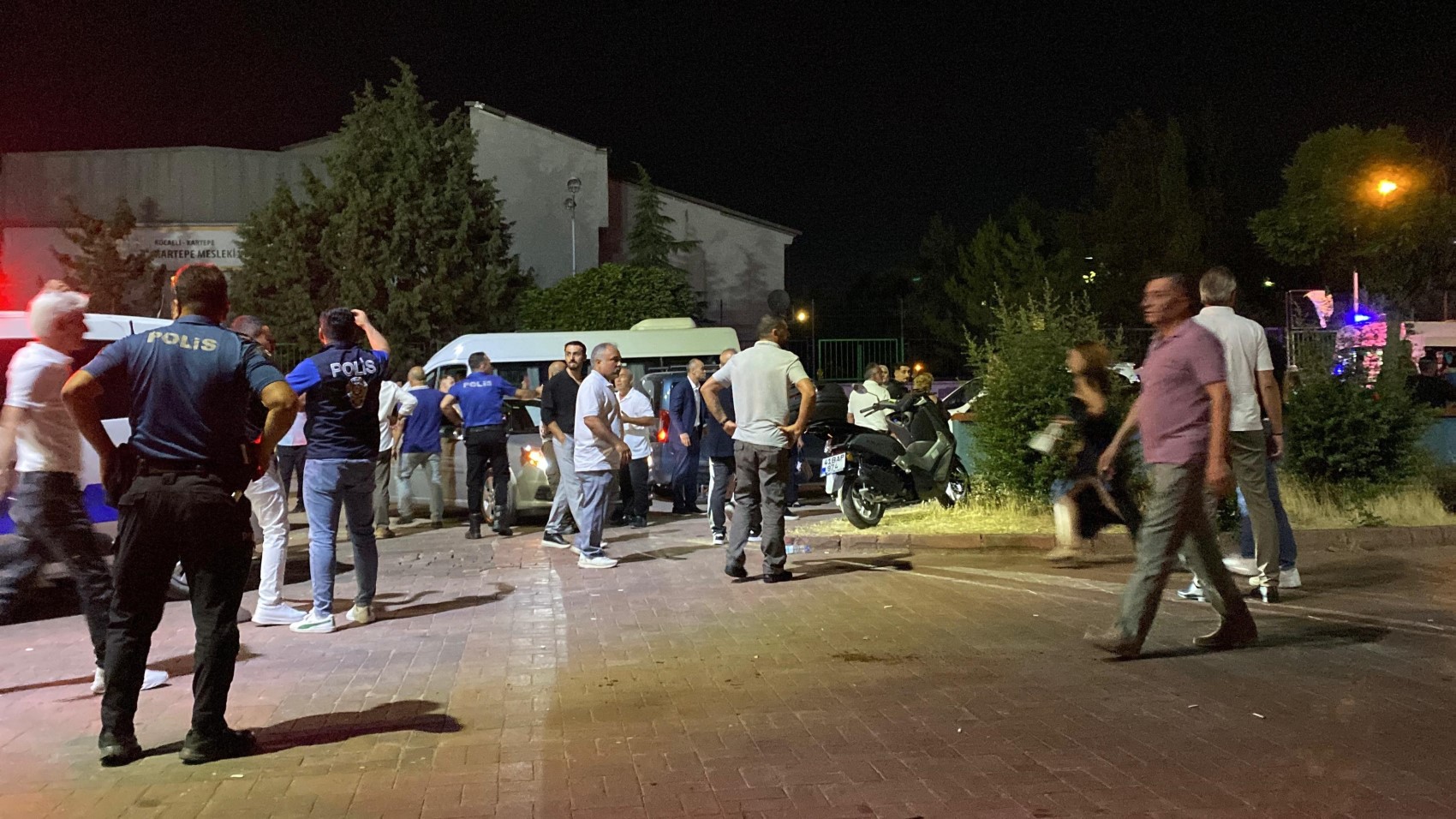 Kocaeli'deki düğünde gelin ve damat tarafı arasında akılalmaz kavga! Bıçaklar çekildi, polis salona girdi