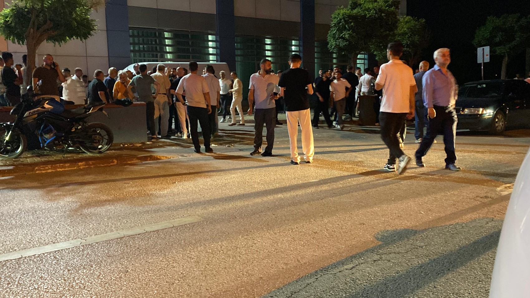 Kocaeli'deki düğünde gelin ve damat tarafı arasında akılalmaz kavga! Bıçaklar çekildi, polis salona girdi
