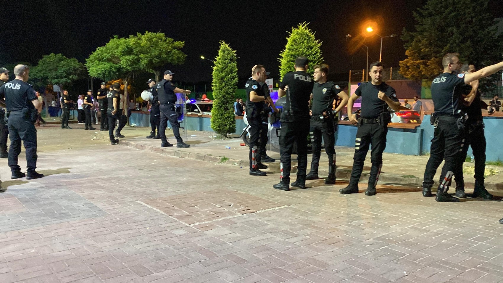 Kocaeli'deki düğünde gelin ve damat tarafı arasında akılalmaz kavga! Bıçaklar çekildi, polis salona girdi