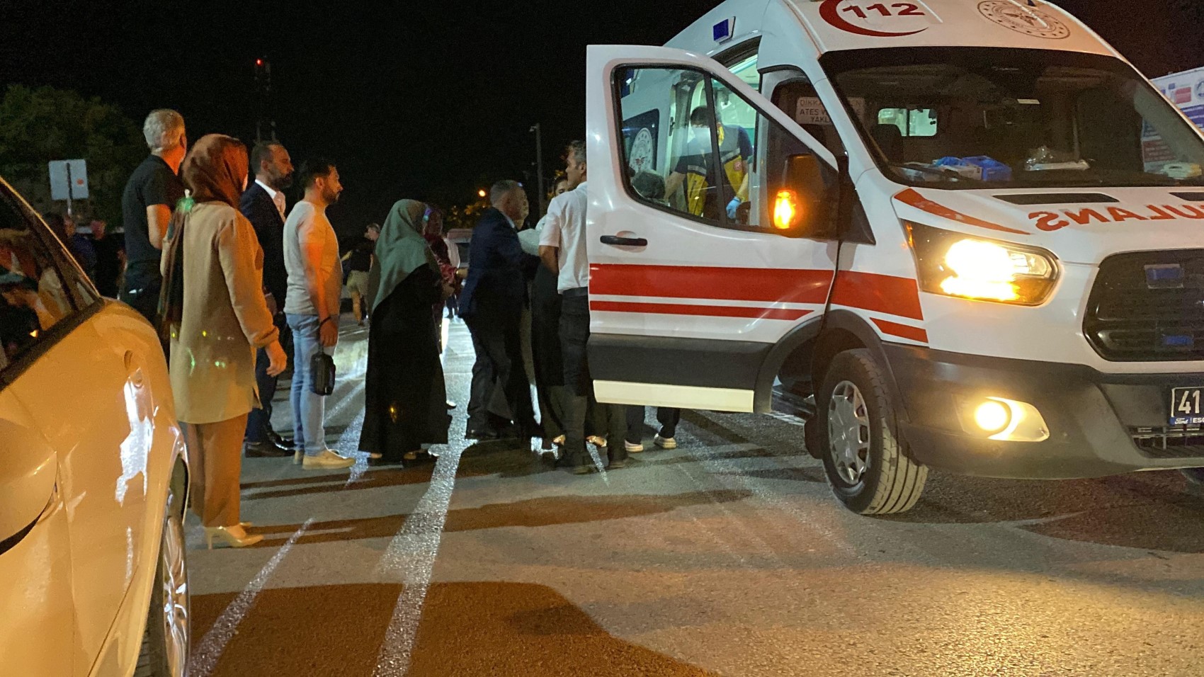 Kocaeli'deki düğünde gelin ve damat tarafı arasında akılalmaz kavga! Bıçaklar çekildi, polis salona girdi
