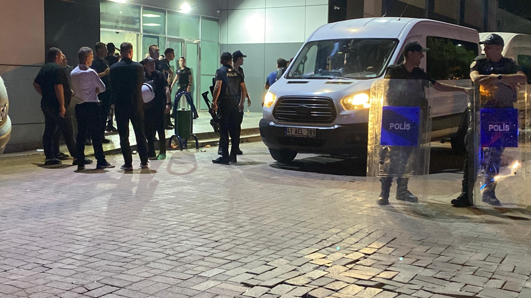 Kocaeli'deki düğünde gelin ve damat tarafı arasında akılalmaz kavga! Bıçaklar çekildi, polis salona girdi