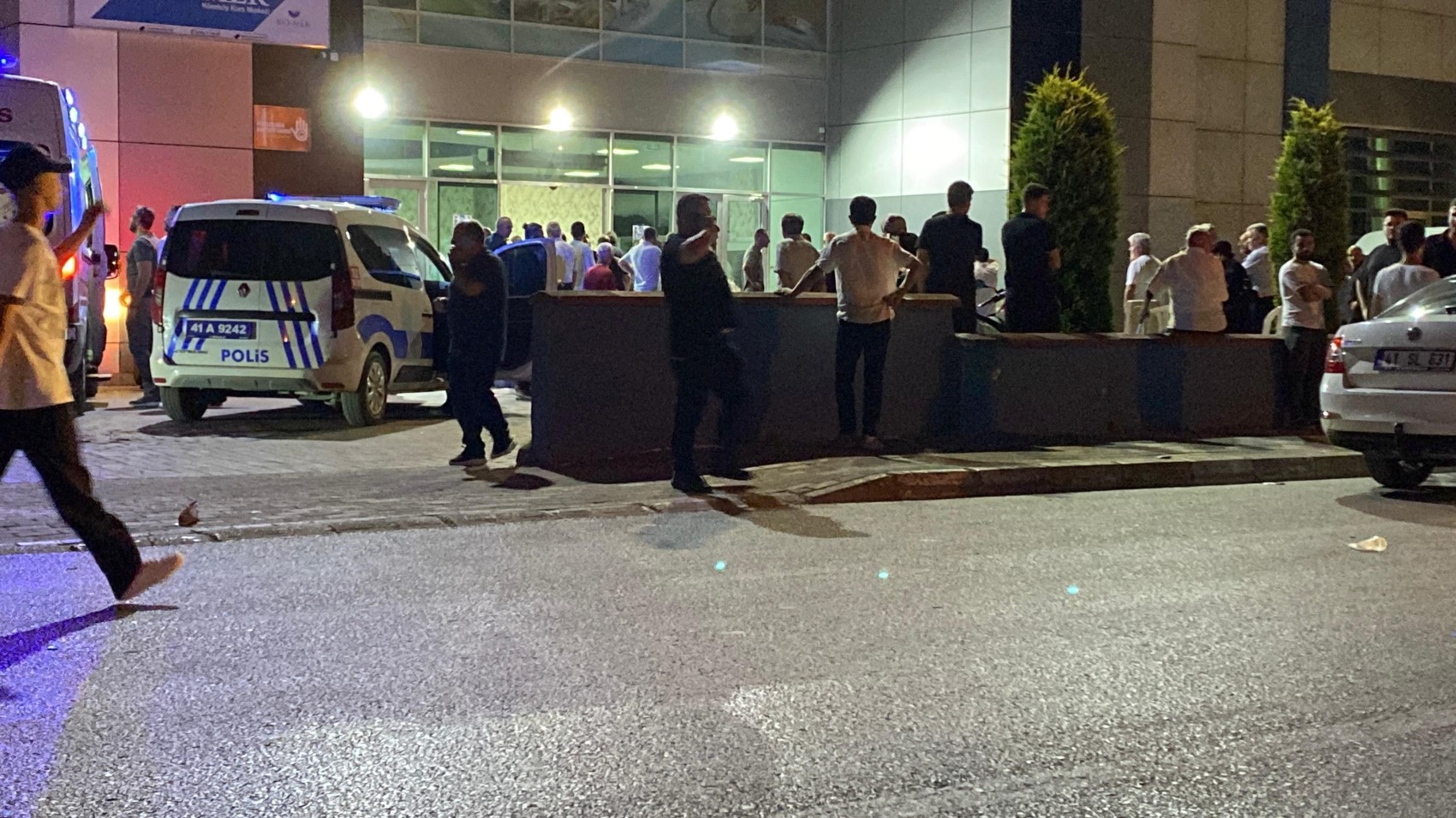 Kocaeli'deki düğünde gelin ve damat tarafı arasında akılalmaz kavga! Bıçaklar çekildi, polis salona girdi