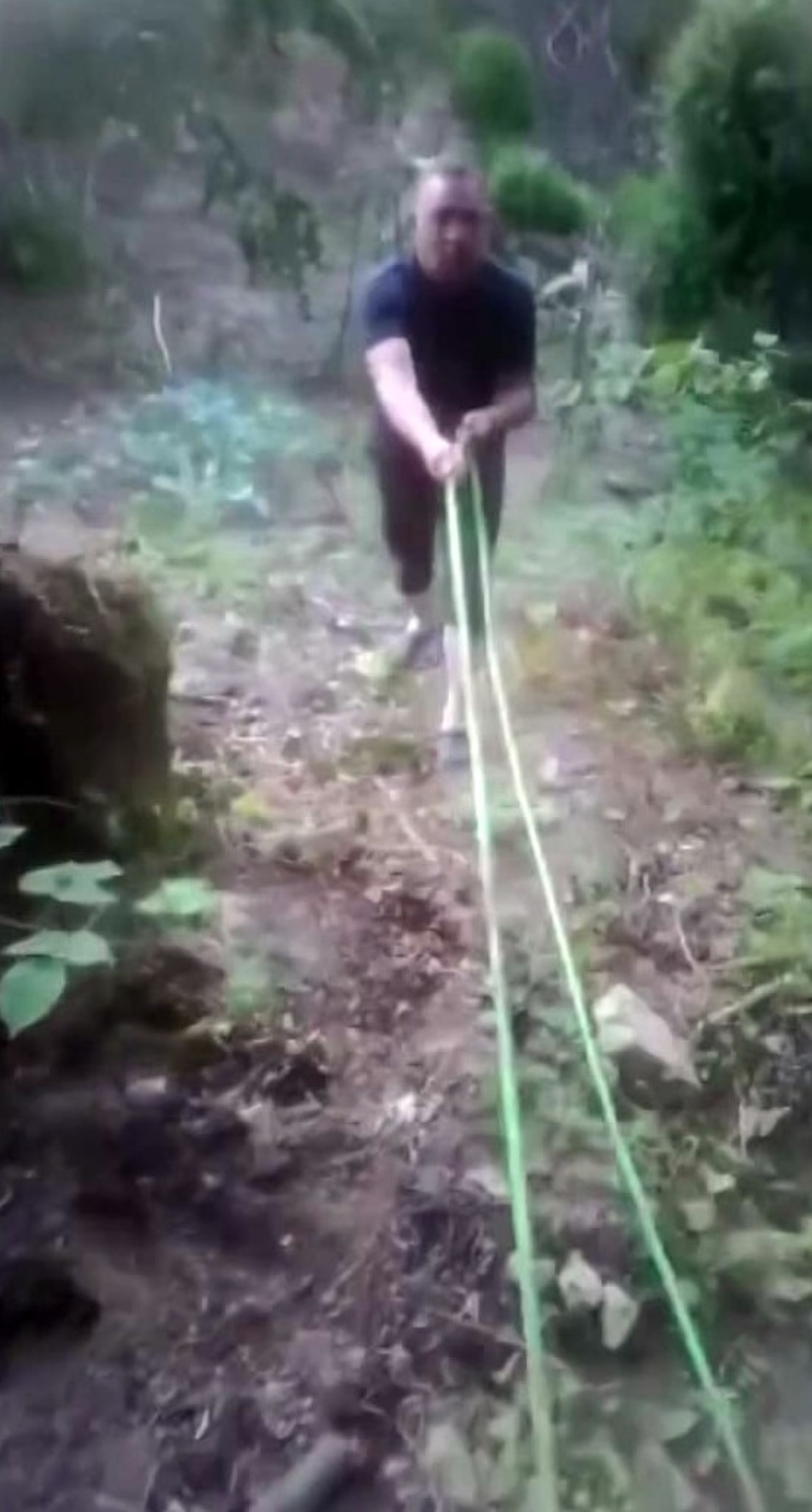 Ha forato la condotta dell'acqua potabile per irrigare il suo giardino