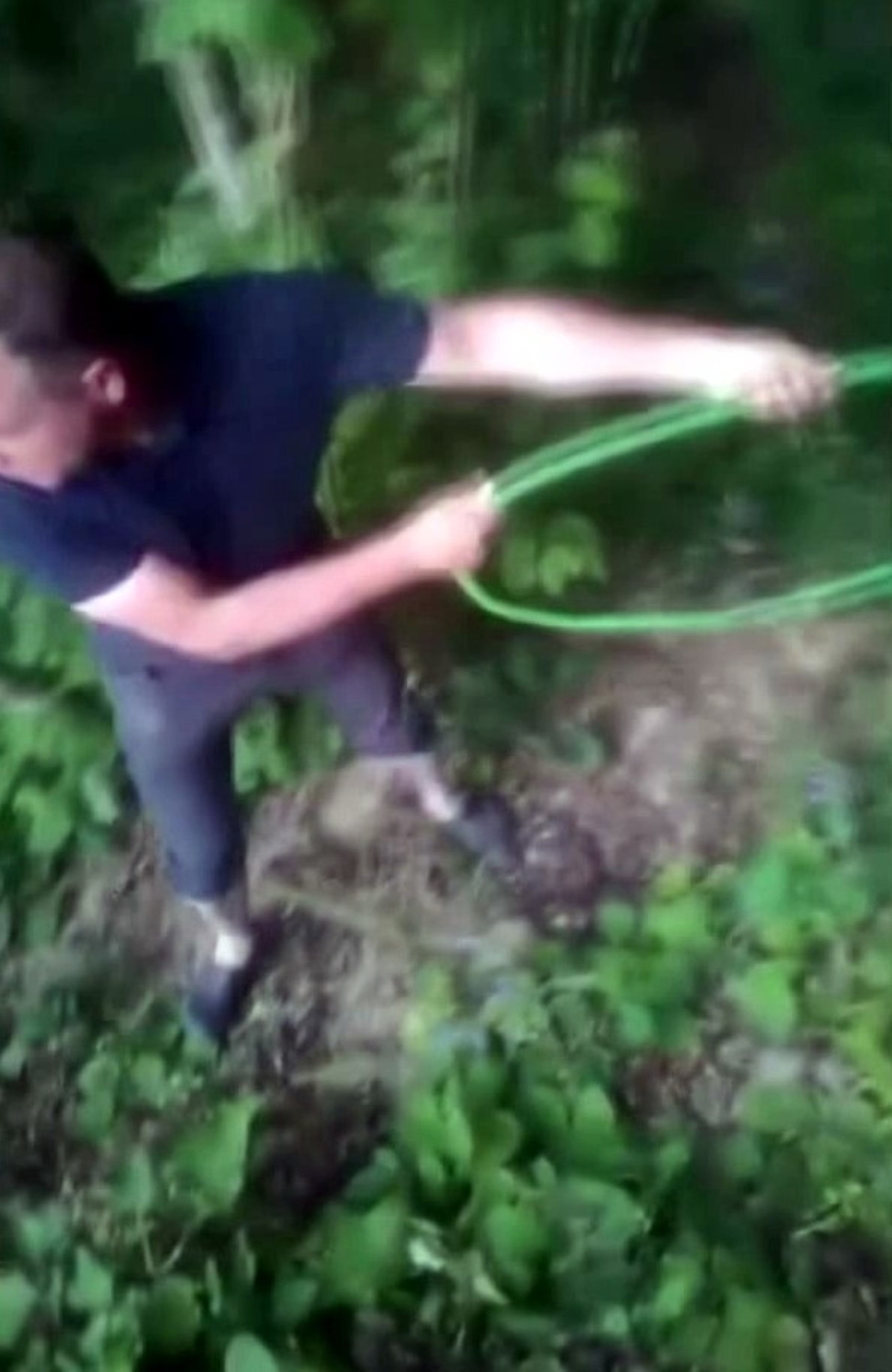 Ha forato la condotta dell'acqua potabile per irrigare il suo giardino