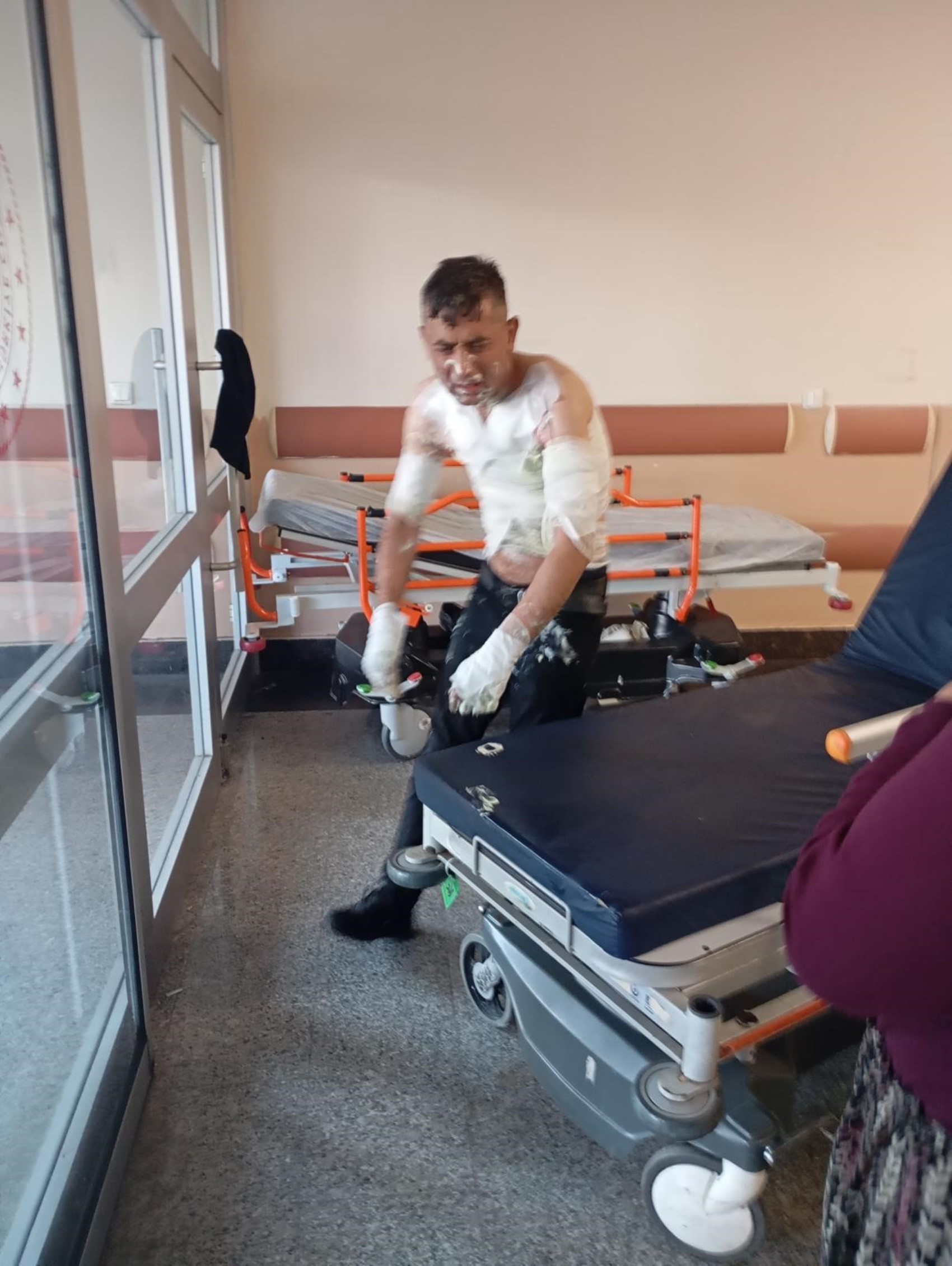 Gaziosmanpaşa'da engelli vatandaş dehşeti yaşadı: Benzin döküp yaktı