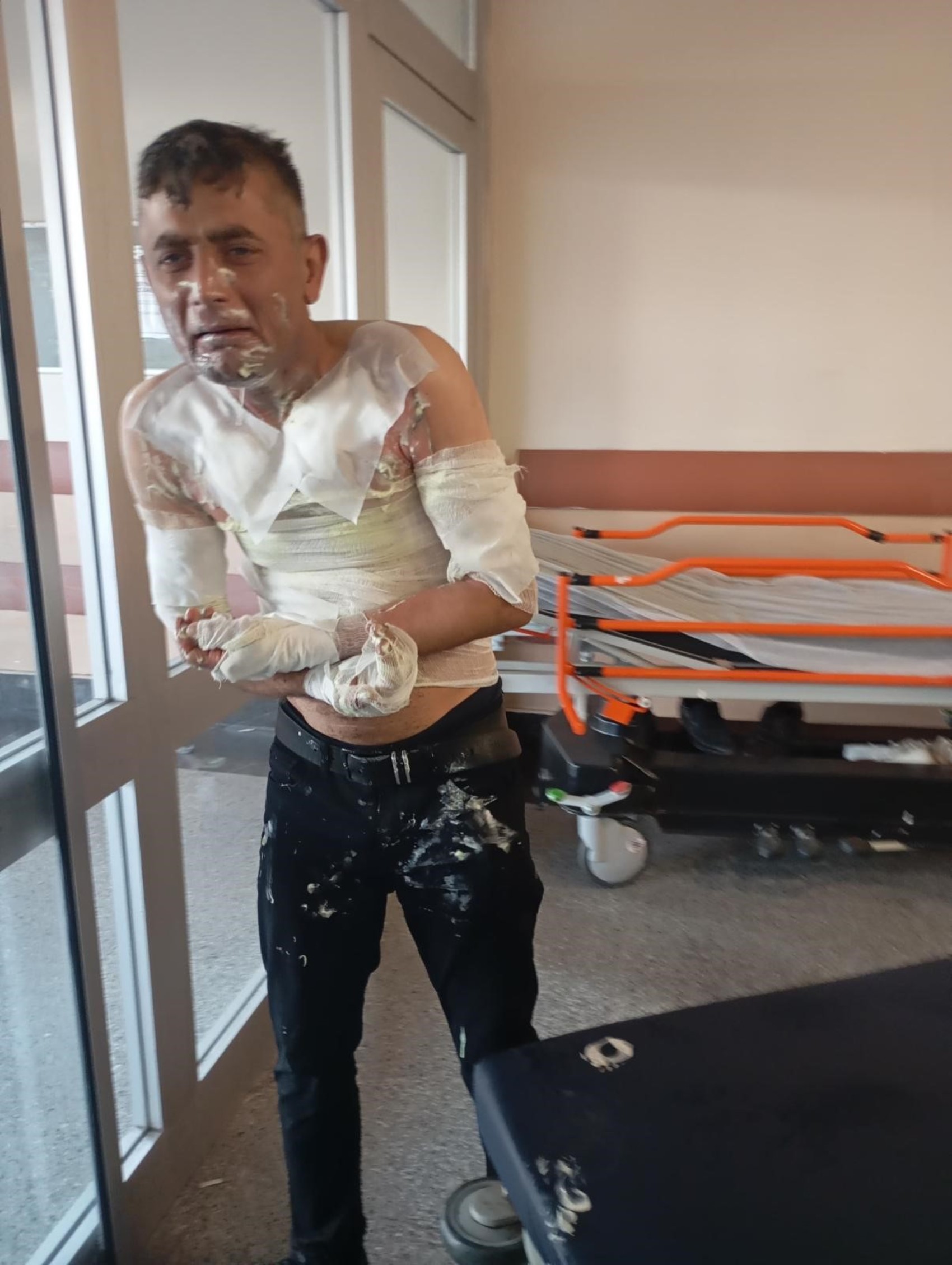 Gaziosmanpaşa'da engelli vatandaş dehşeti yaşadı: Benzin döküp yaktı