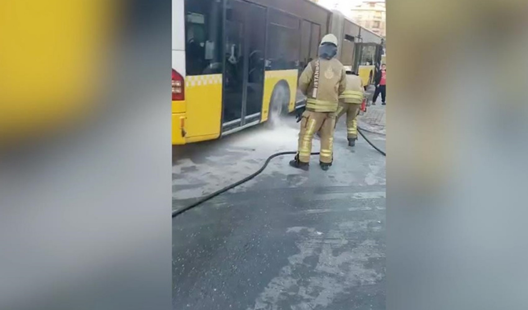 Sancaktepe’de seyir halindeki İETT otobüsü alev aldı: Facia son anda önledi
