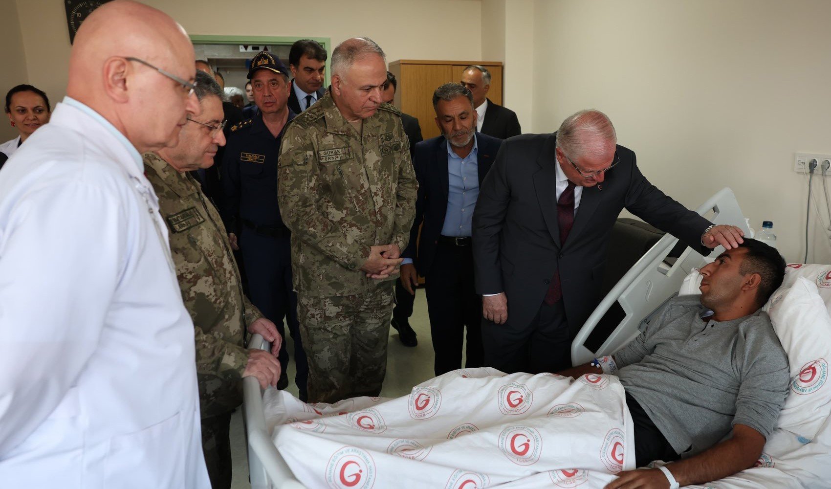 Bakan Güler'den metan gazından zehirlenen askerlere hastanede ziyaret Bakan Güler'den metan gazından zehirlenen askerlere hastanede ziyaret
